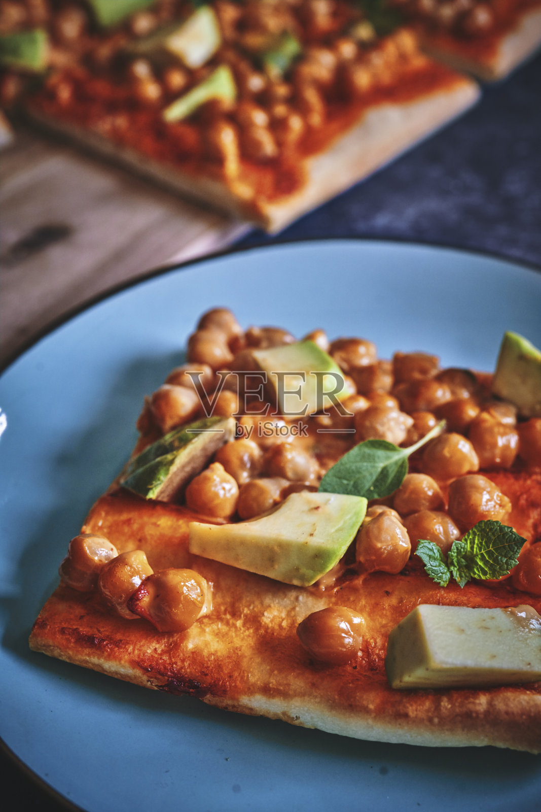 鹰嘴豆牛油果素食披萨照片摄影图片