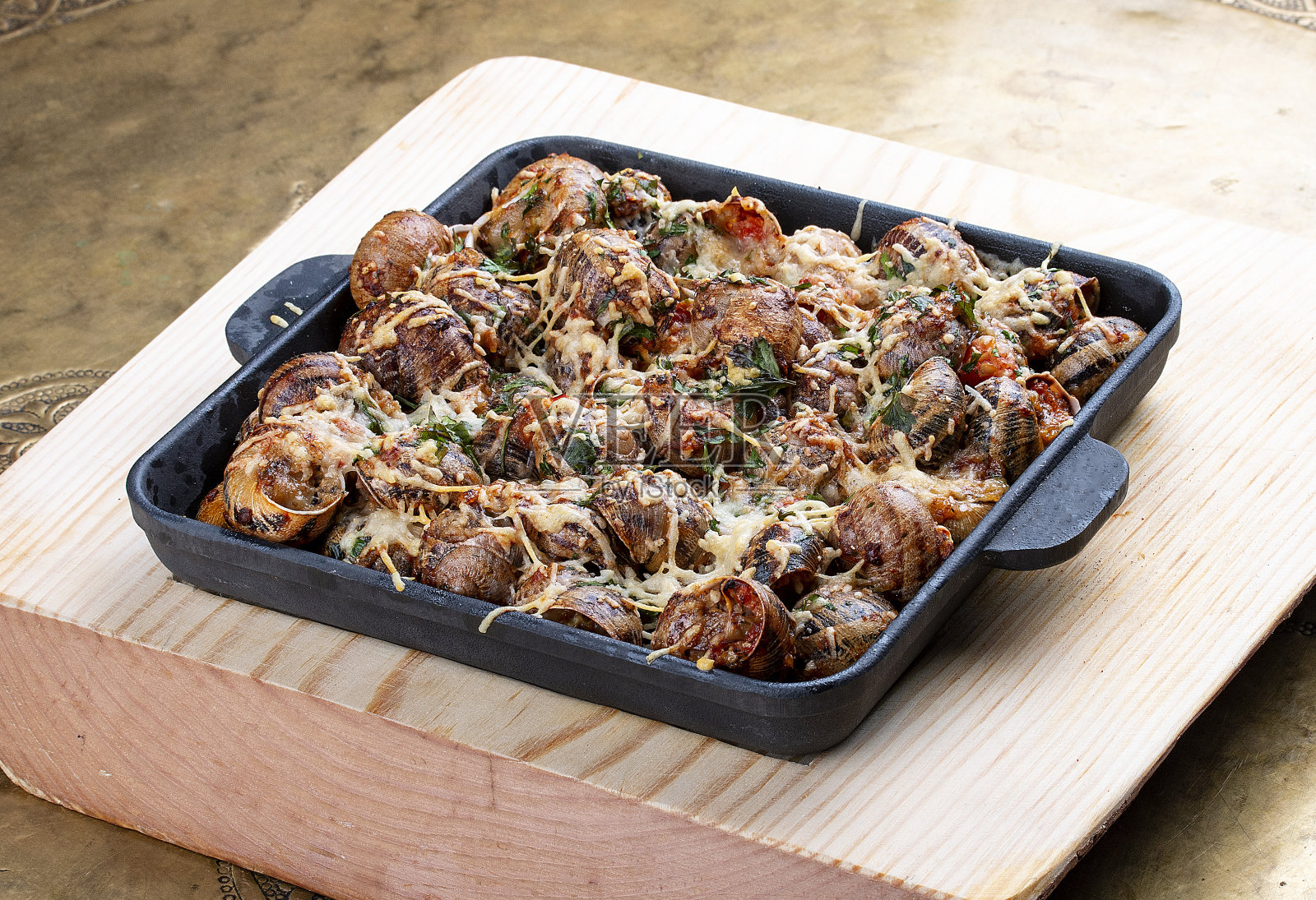 香辣茄汁蜗牛,与帕玛森芝士一起烘烤照片摄影图片