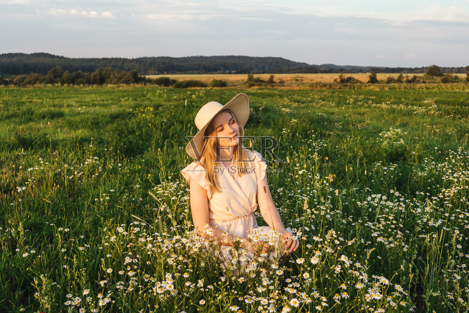 戴帽子的女人喜欢在地里干活照片摄影图片