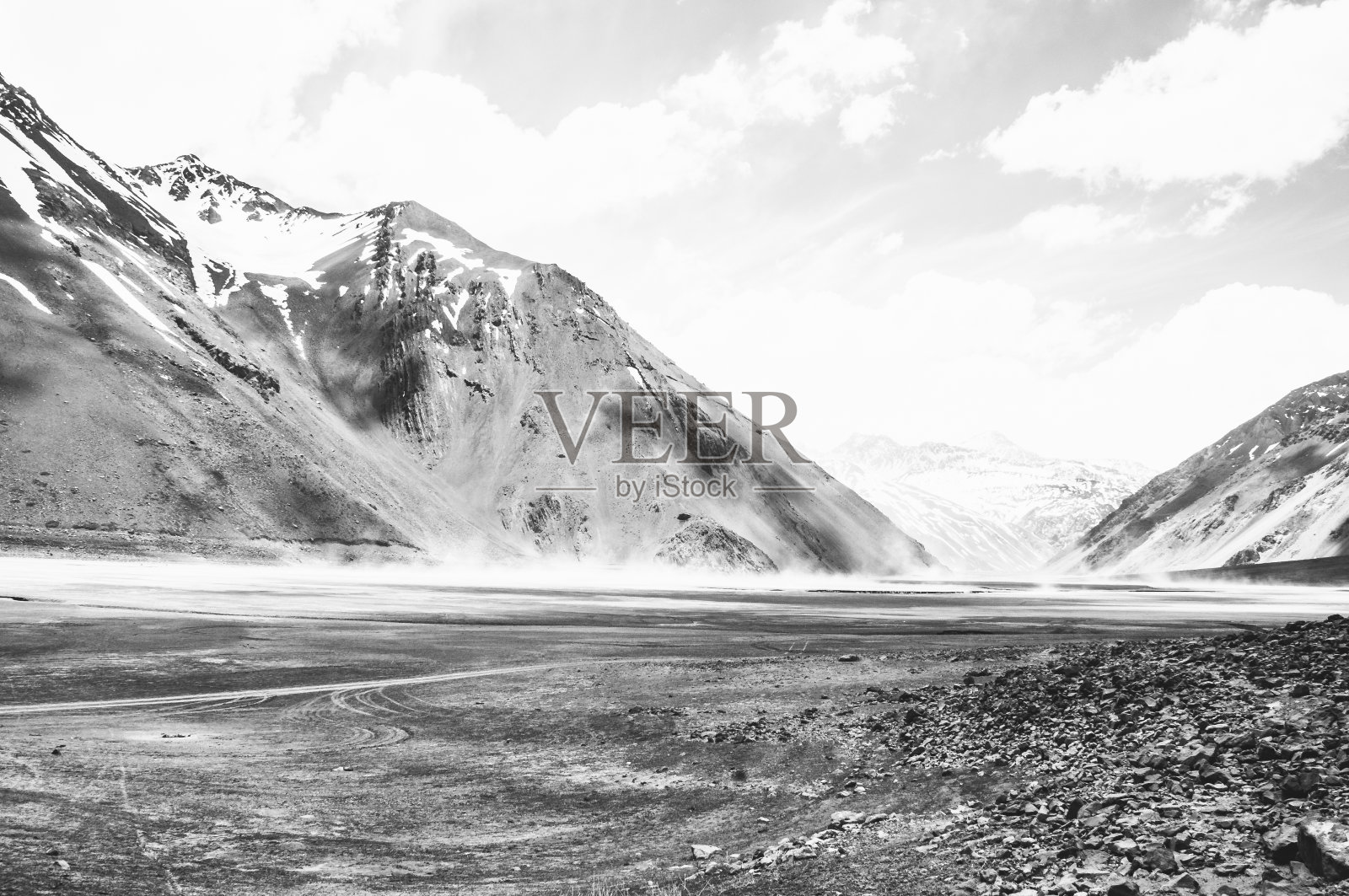 智利阿塔卡马沙漠中孤独的沙丘照片摄影图片