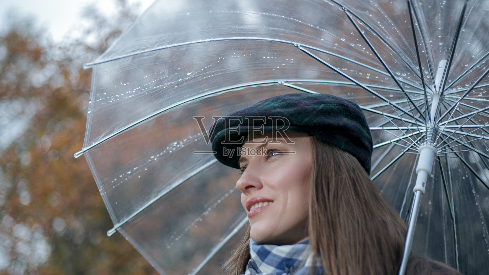 美丽的女人在秋天的城市照片摄影图片