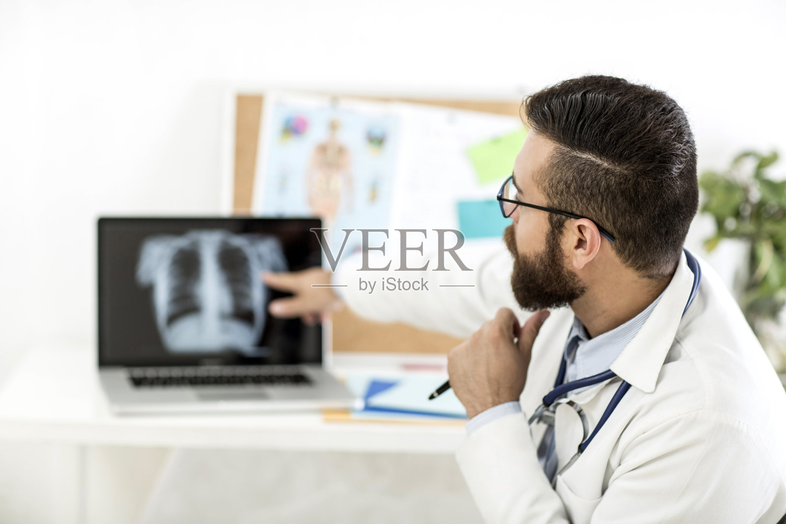 健康快乐的医生,办公室里有听诊器照片摄影图片