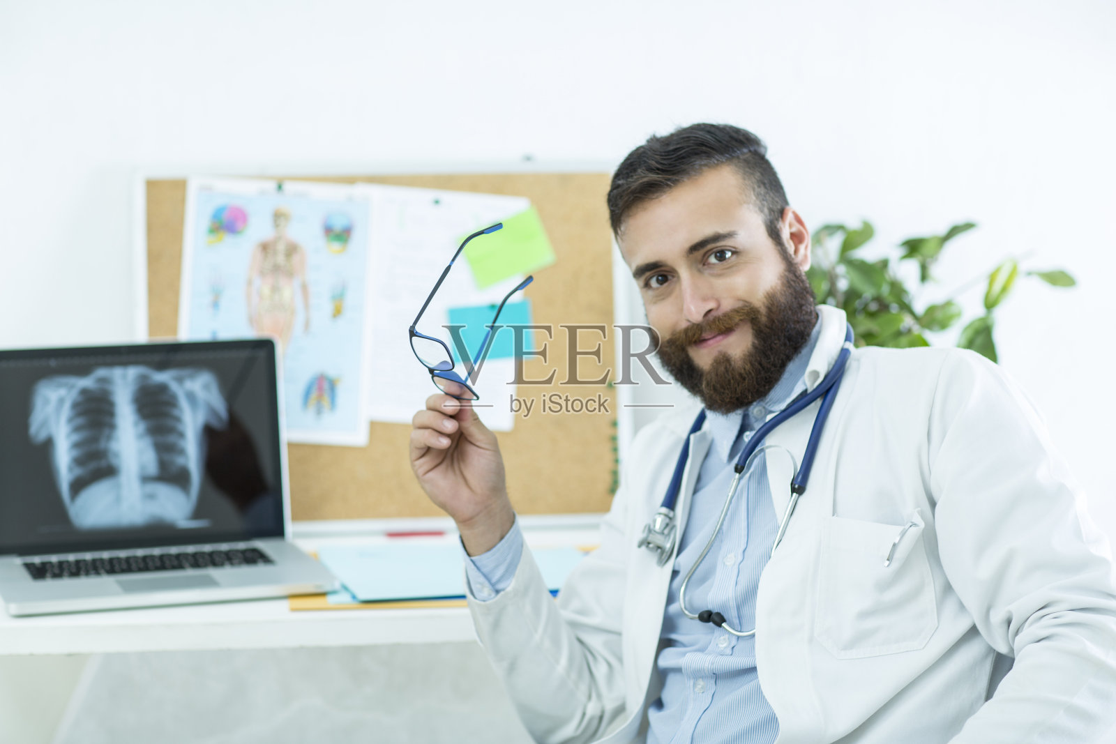 健康快乐的医生,办公室里有听诊器照片摄影图片