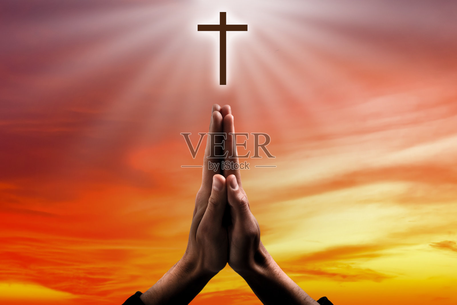 在明亮的天空中双手一起祈祷照片摄影图片