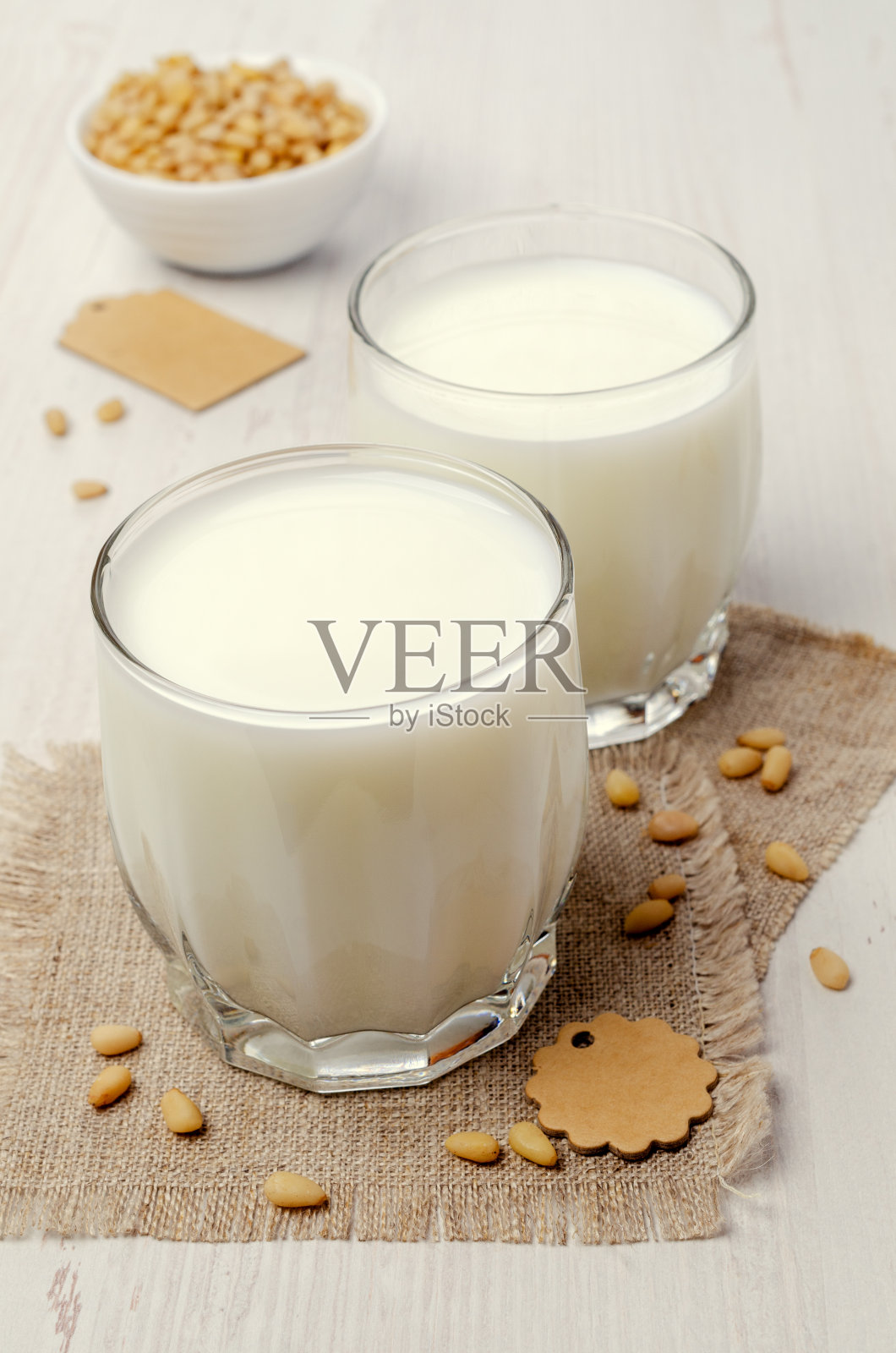 牛奶松子在玻璃照片摄影图片