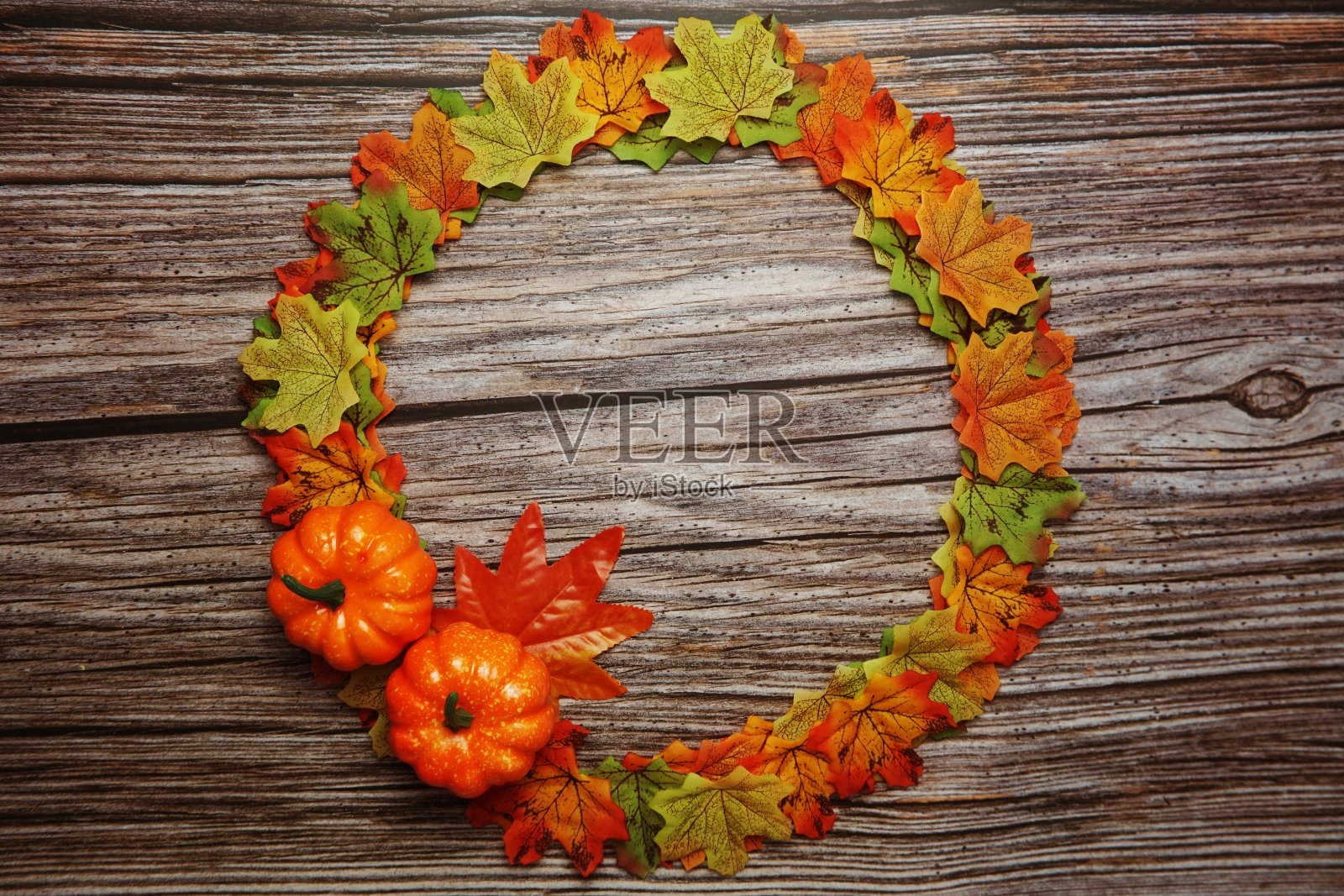 木背景上平铺着五颜六色的秋枫叶照片摄影图片