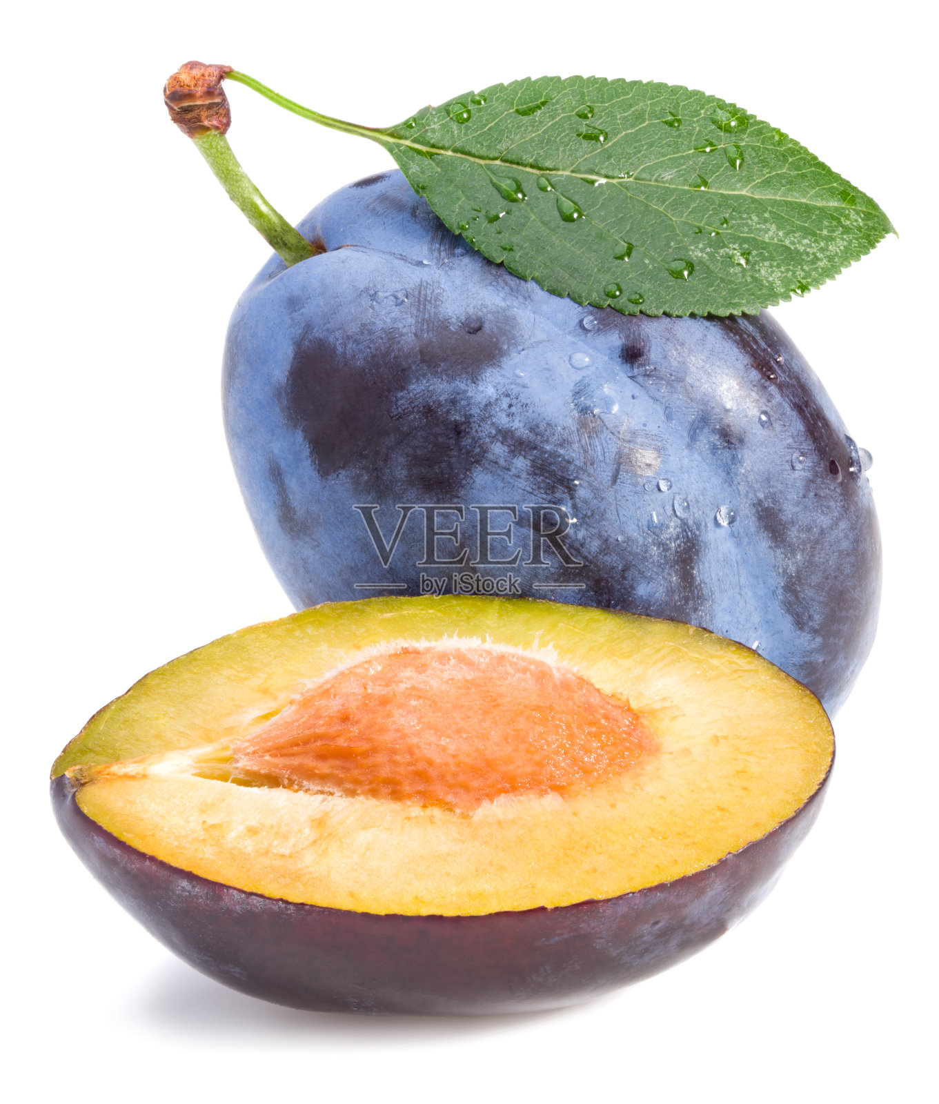 鲜梅子,叶绿,切梅片孤立在白色背景上。全景深照片摄影图片