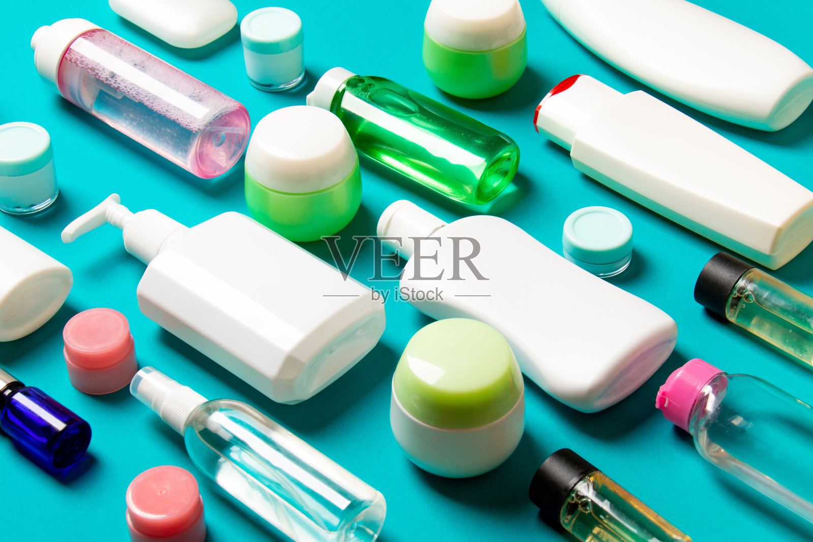 特写设置不同大小的瓶子和罐子化妆品上的彩色背景。面部和身体护理概念与复制空间照片摄影图片