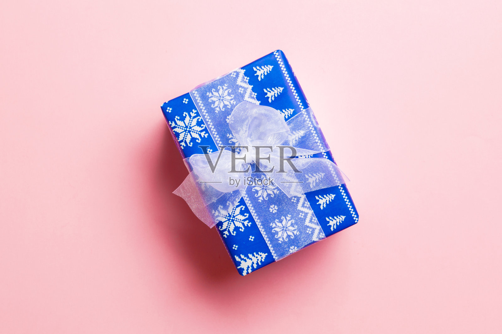 顶部视图圣诞礼物盒与白色蝴蝶结在粉红色的背景与复制空间照片摄影图片