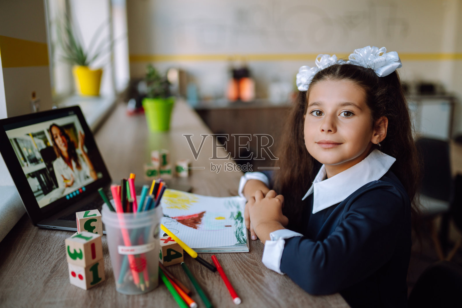 女学生用电脑与老师进行视频会议聊天。照片摄影图片