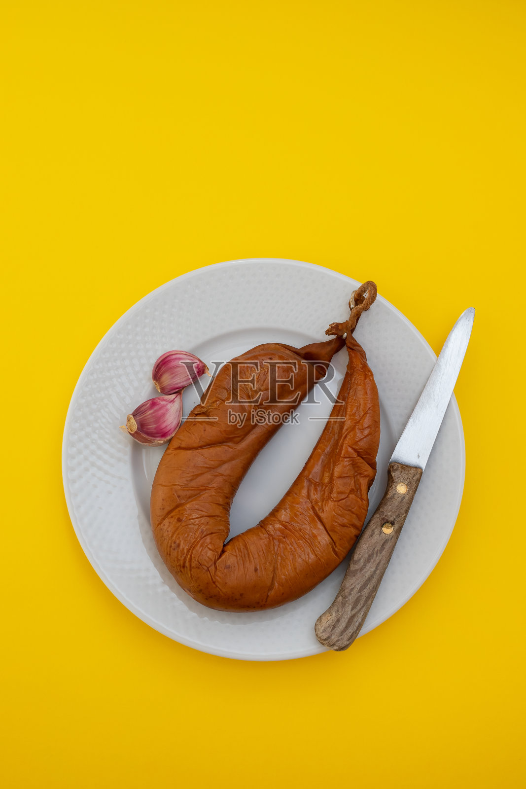 典型的葡萄牙香肠和面包在白盘子里照片摄影图片