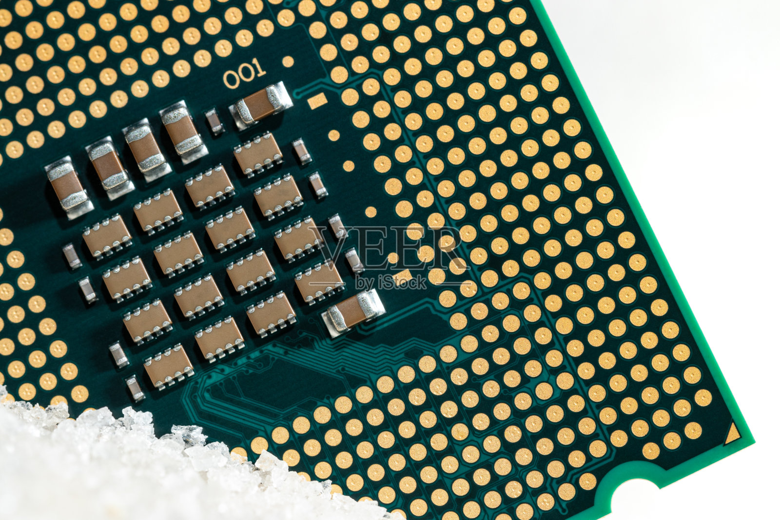 在硅砂上的一个CPU单元处理器的特写宏照片摄影图片