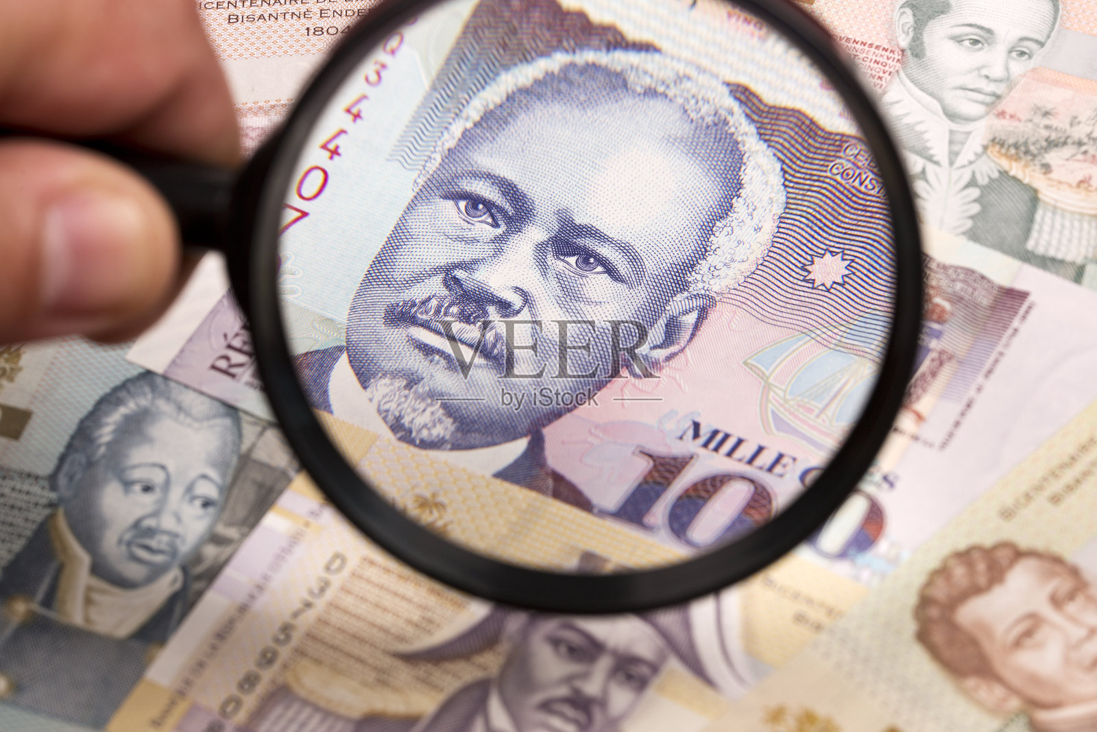 海地的钱放在放大镜里照片摄影图片