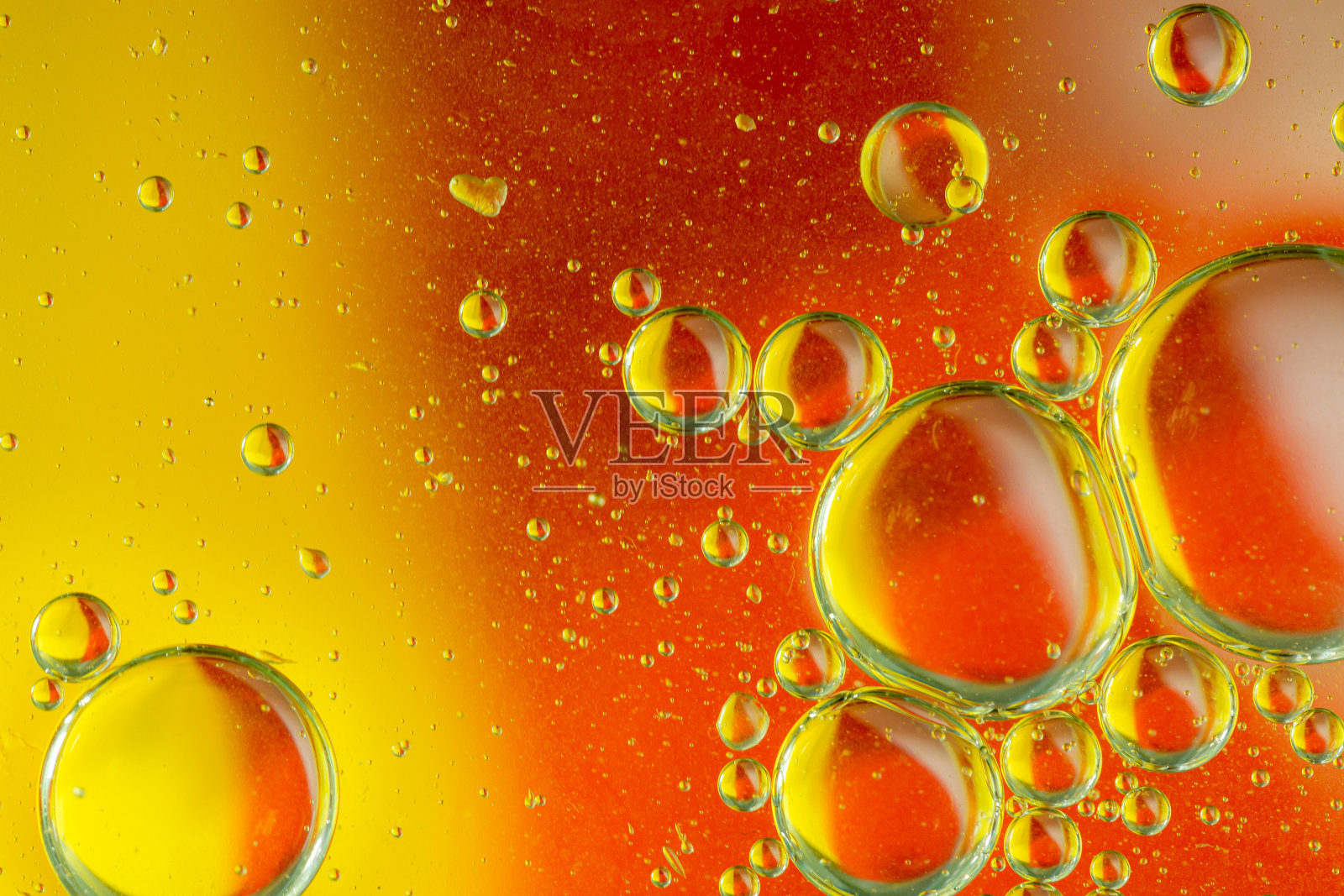 特写微距彩色气泡油滴在水,抽象的背景,红色,黄色滴,甜的颜色照片摄影图片