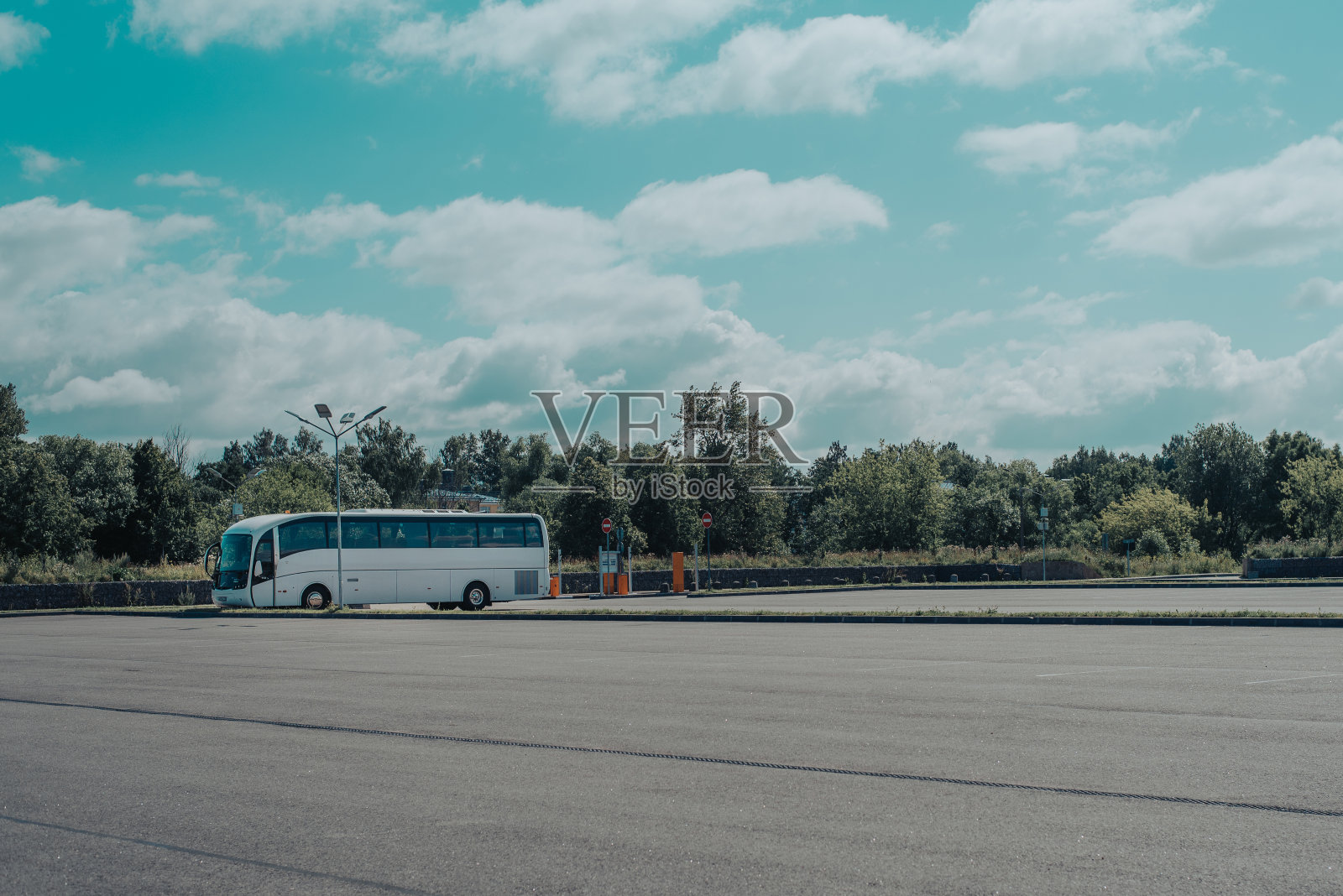 巴士在空的巴士站照片摄影图片