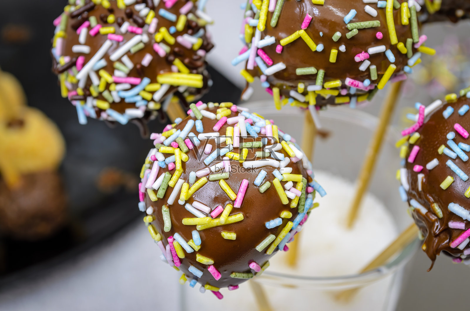 纸杯蛋糕棒棒糖特写照片摄影图片