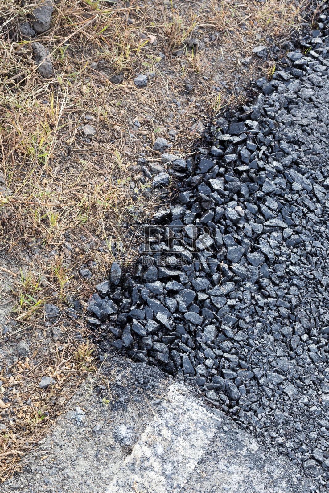 石头表面的焦油柏油路面。照片摄影图片