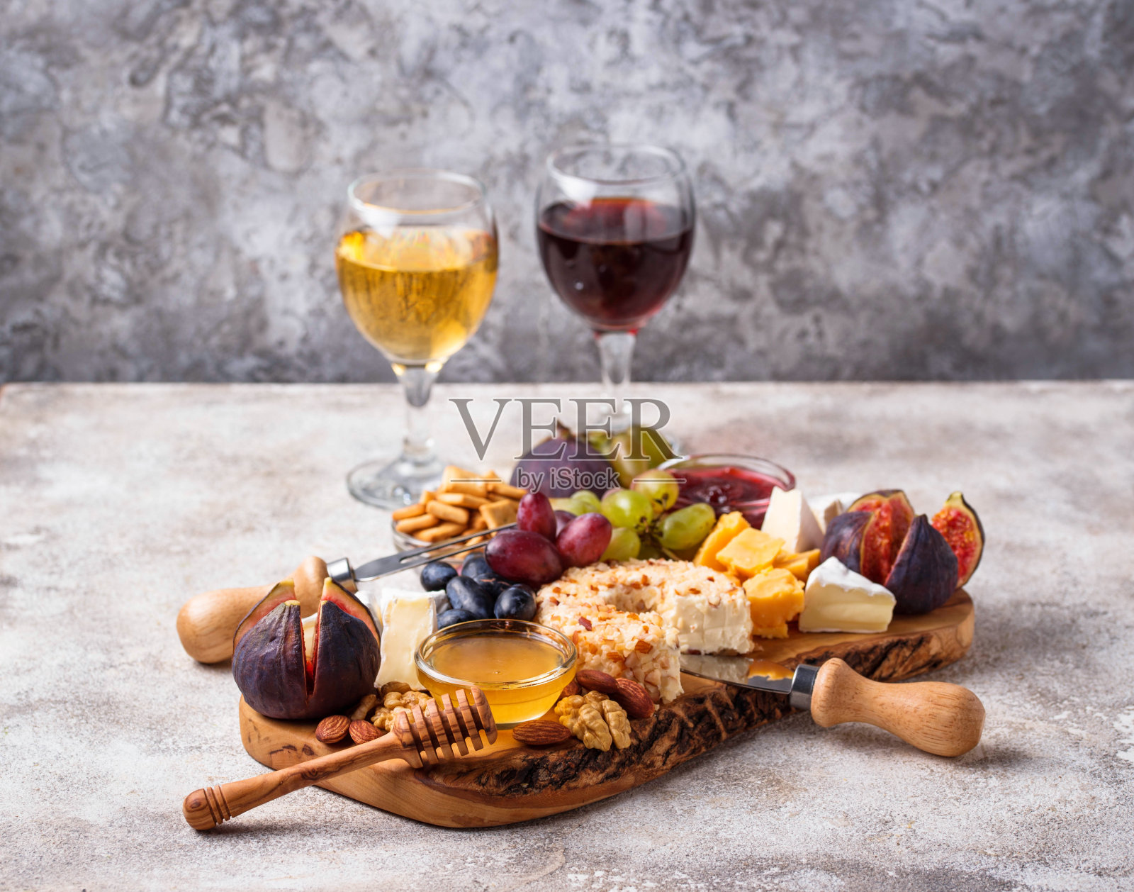 奶酪盘配葡萄和葡萄酒照片摄影图片