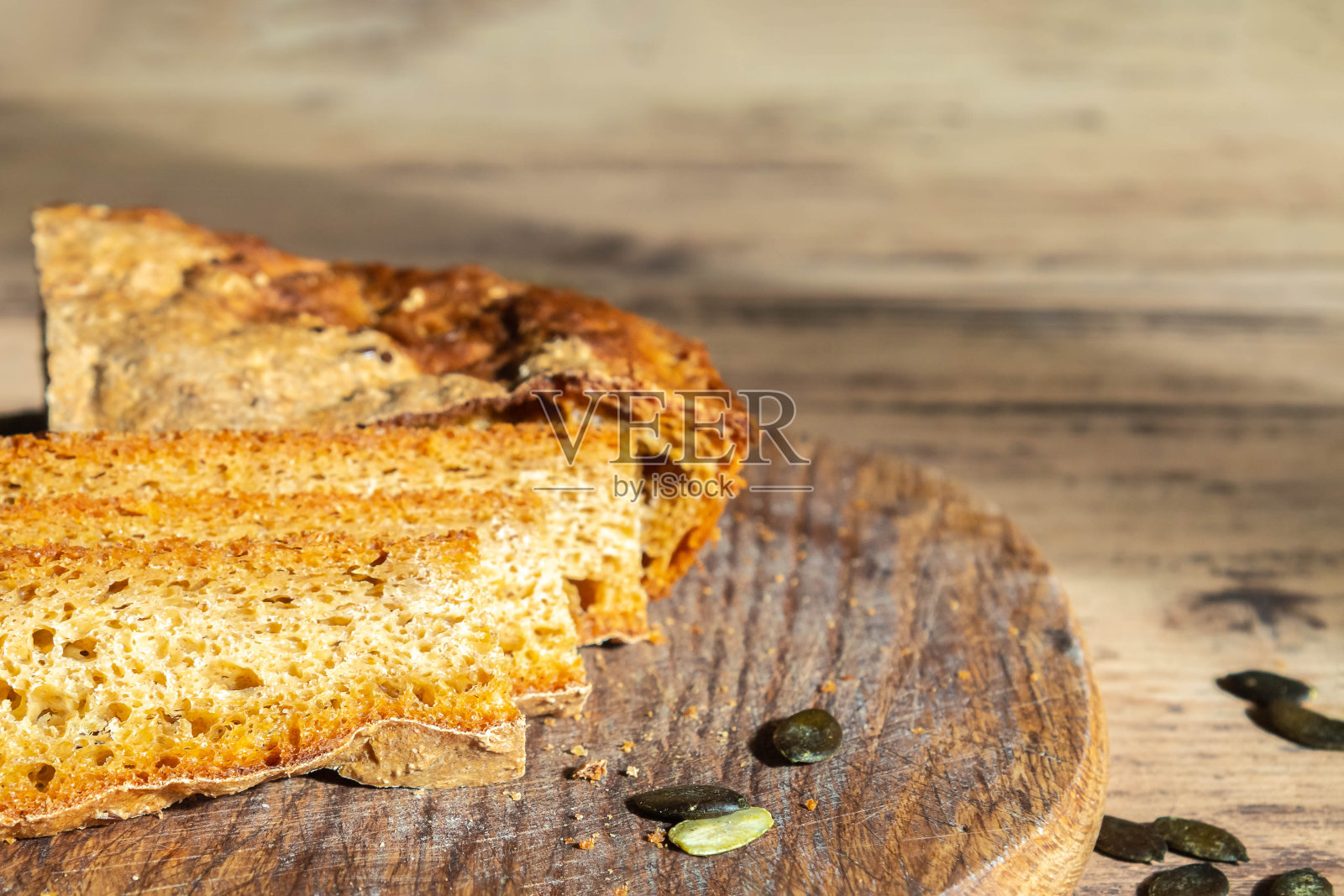 切菜板上的新鲜南瓜面包照片摄影图片