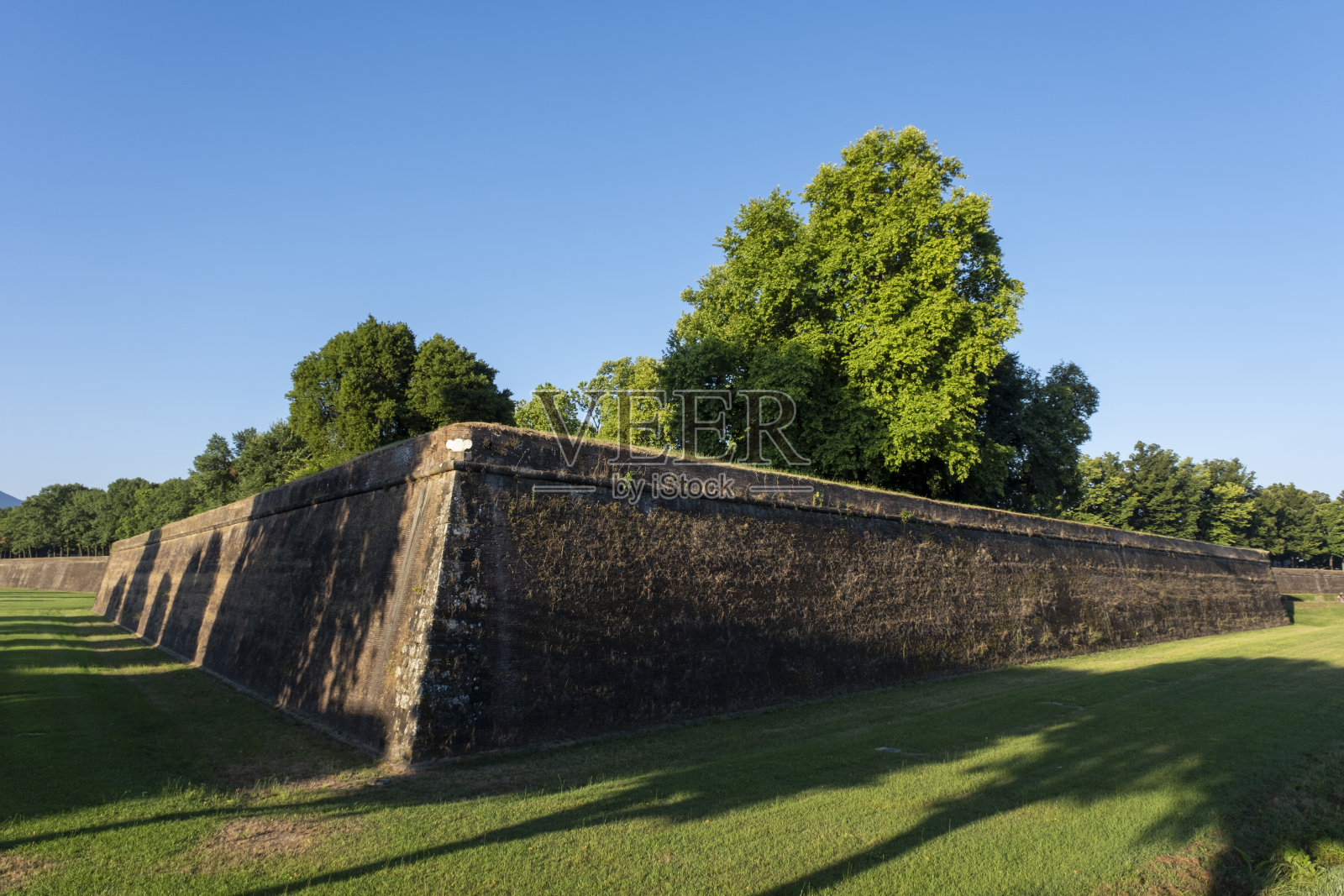 意大利卢卡著名的中世纪城墙照片摄影图片