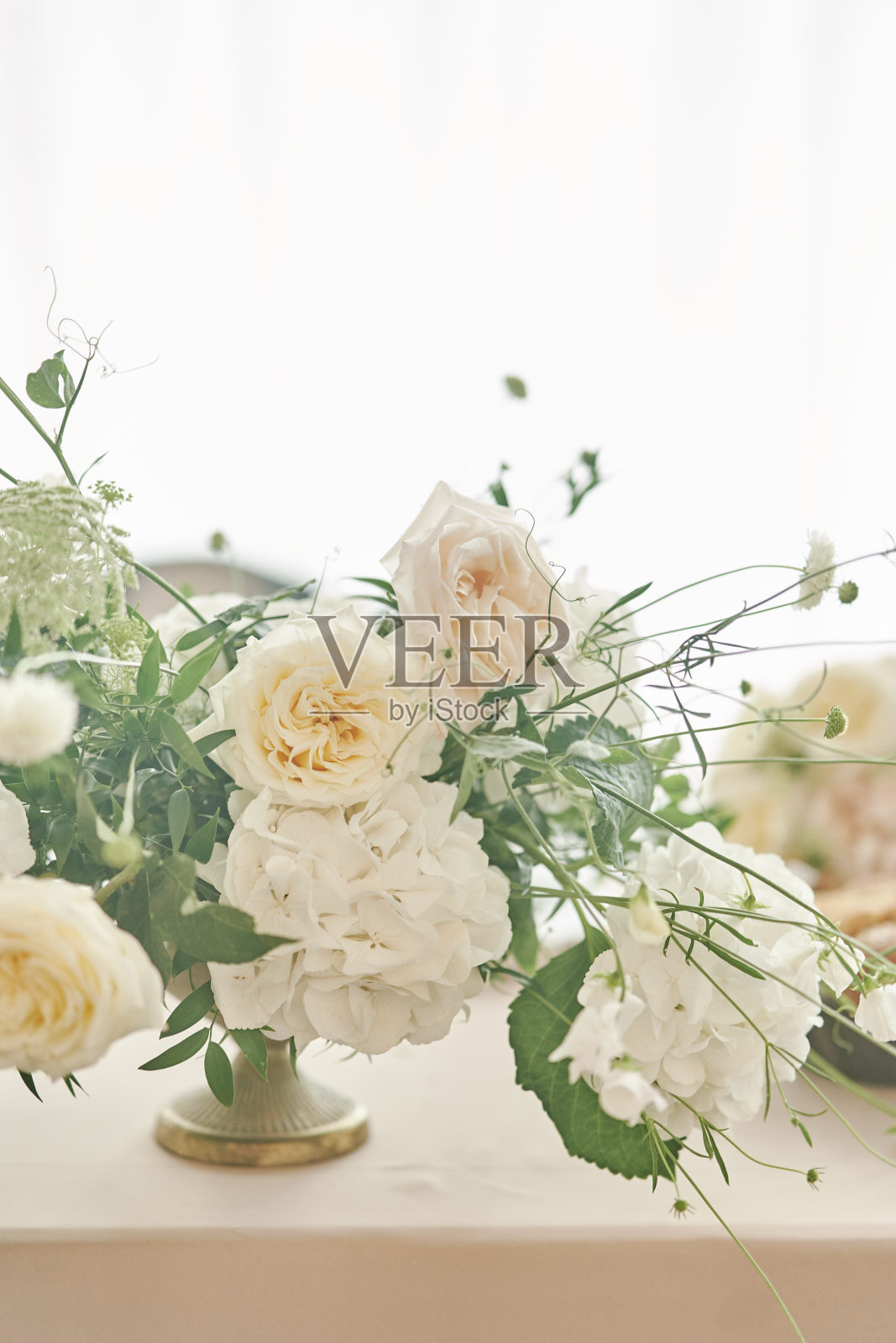 婚礼装饰。花瓶里的花。装饰婚礼庆典的装饰照片摄影图片