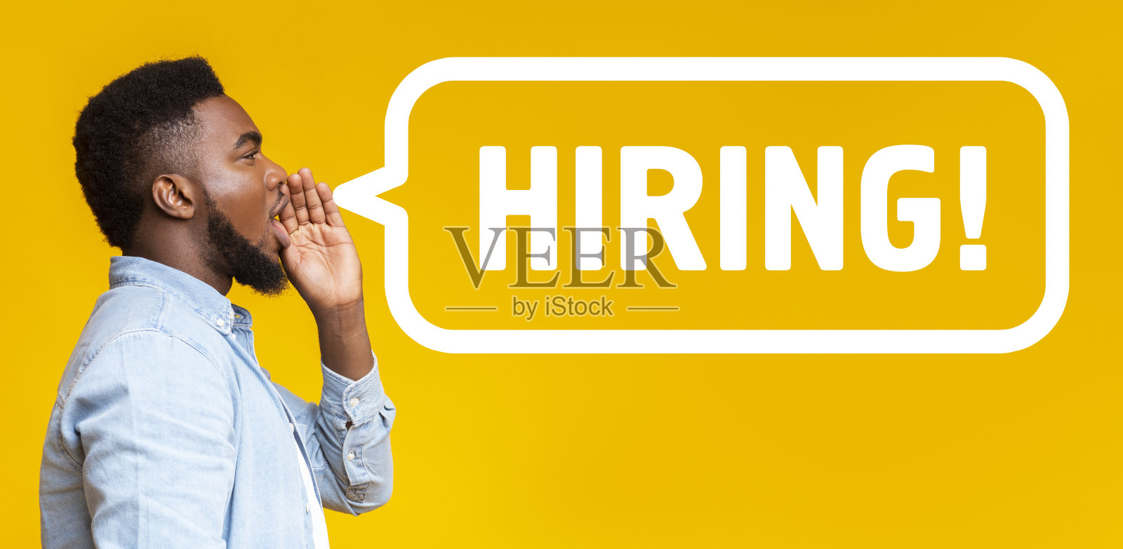 非裔美国人在黄色背景上发布招聘公告,拼贴画照片摄影图片