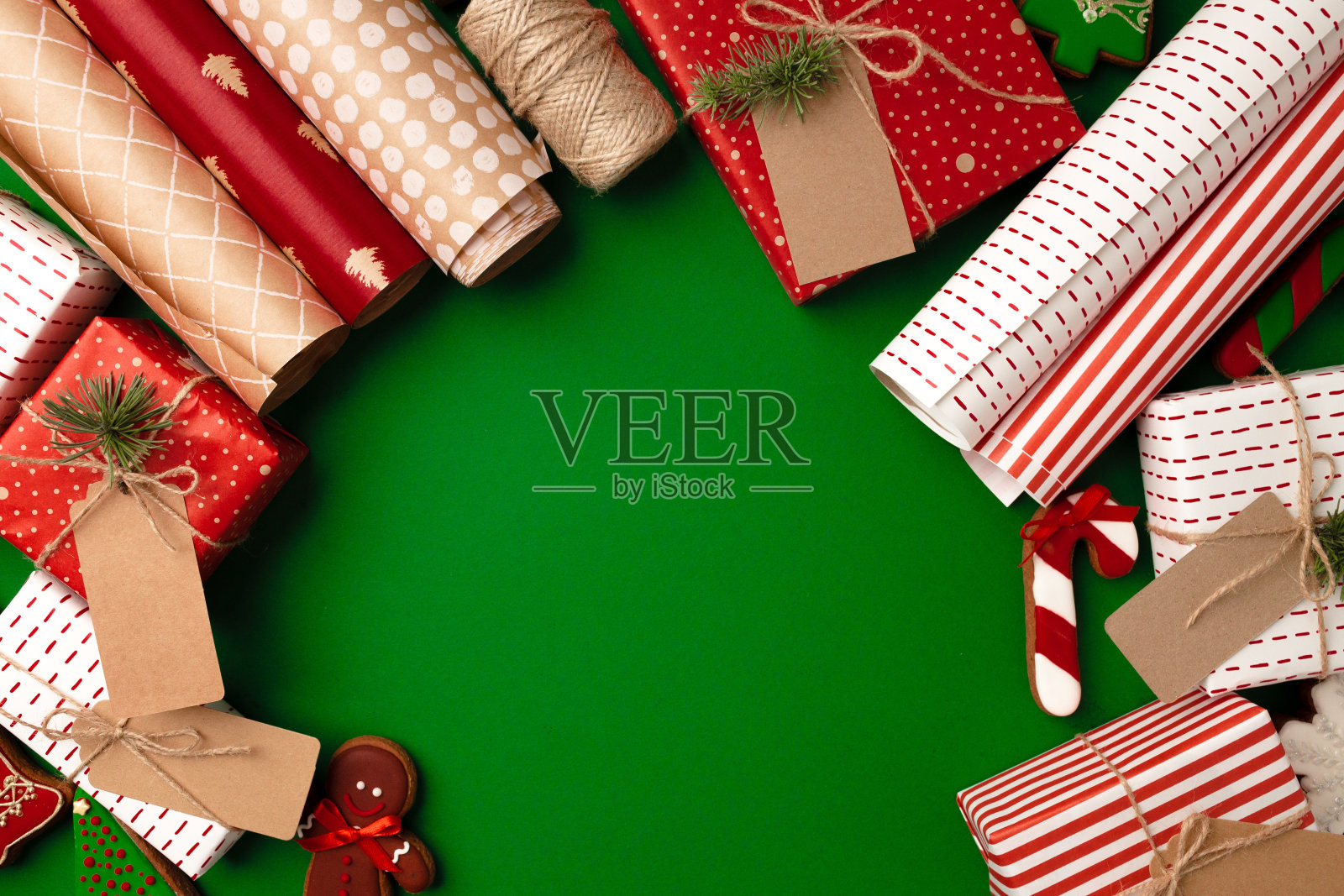 圣诞礼物包装纸俯视图照片摄影图片