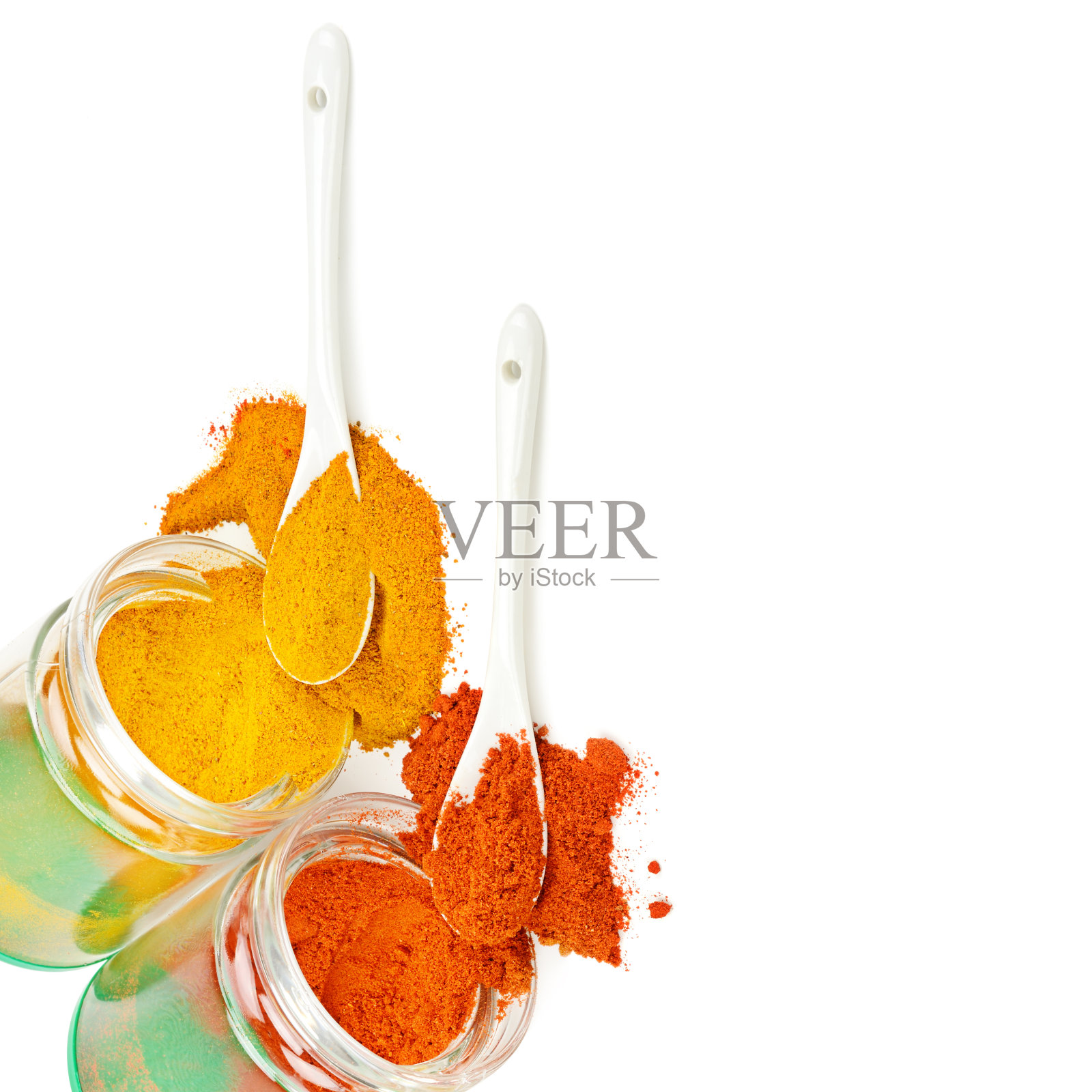 粉末香料分离在白色背景。文本的空闲空间。照片摄影图片