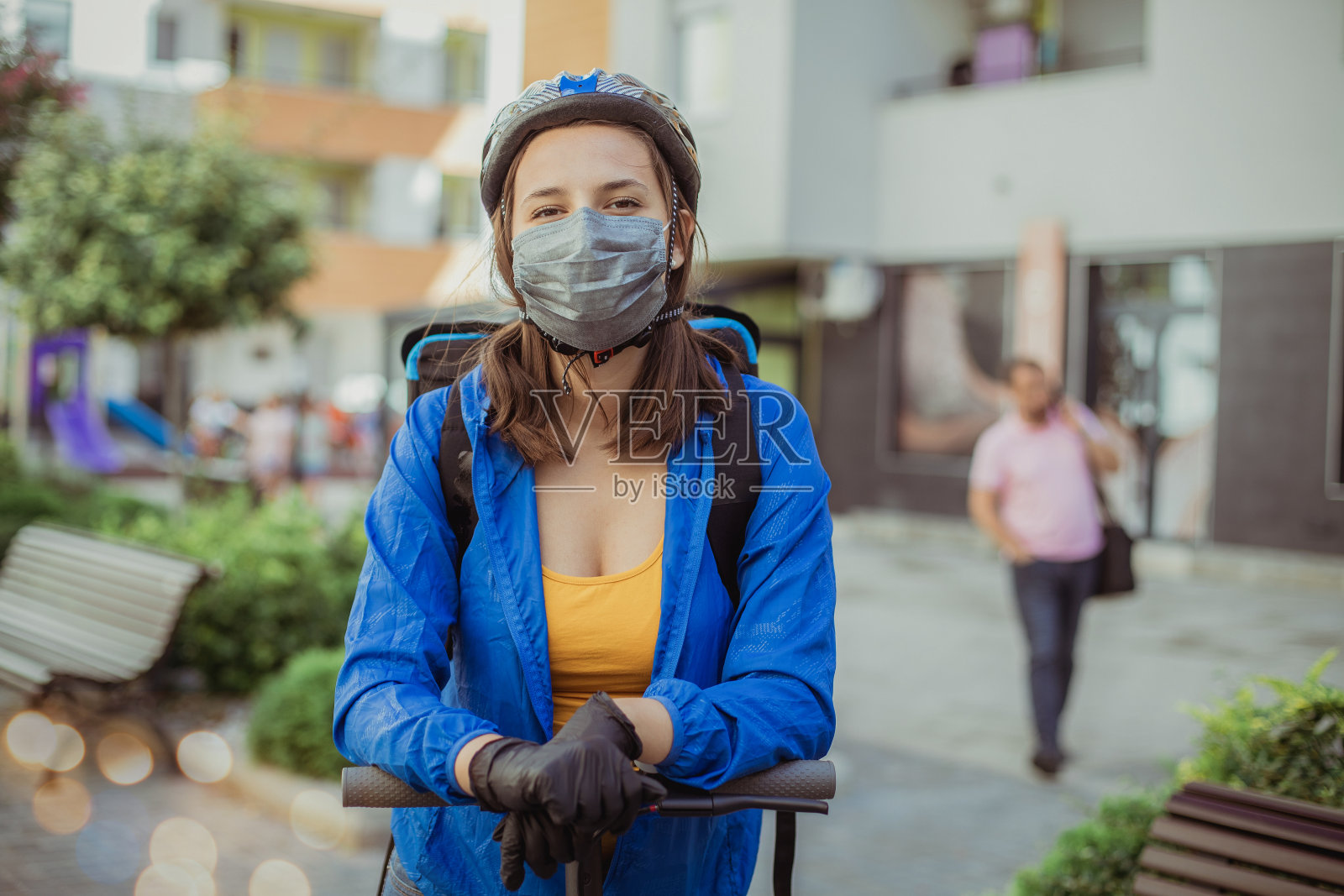 饥饿的人们,随时为您效劳照片摄影图片