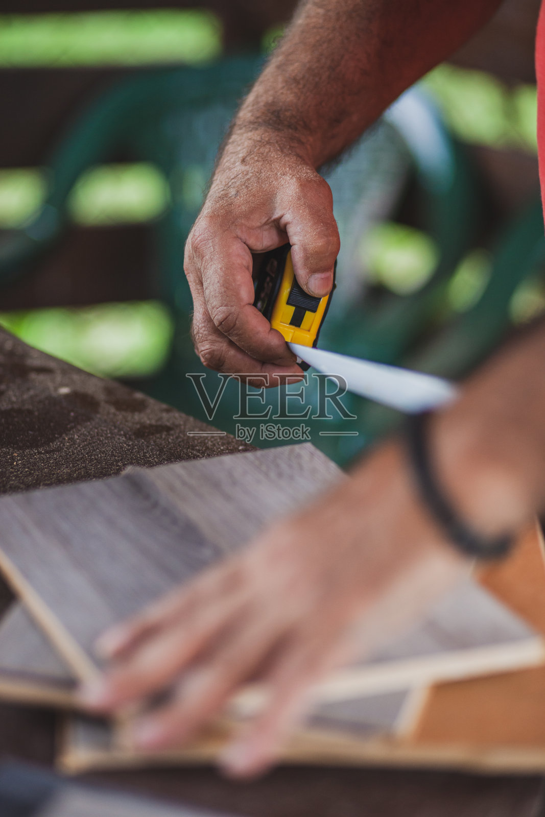 在隔离期间,老木匠在他的后院工作照片摄影图片