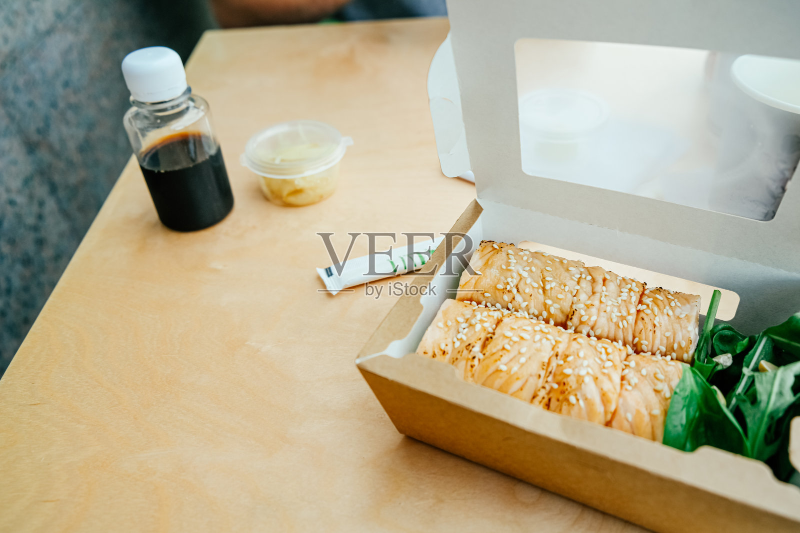 寿司卷装在纸盒里。照片摄影图片