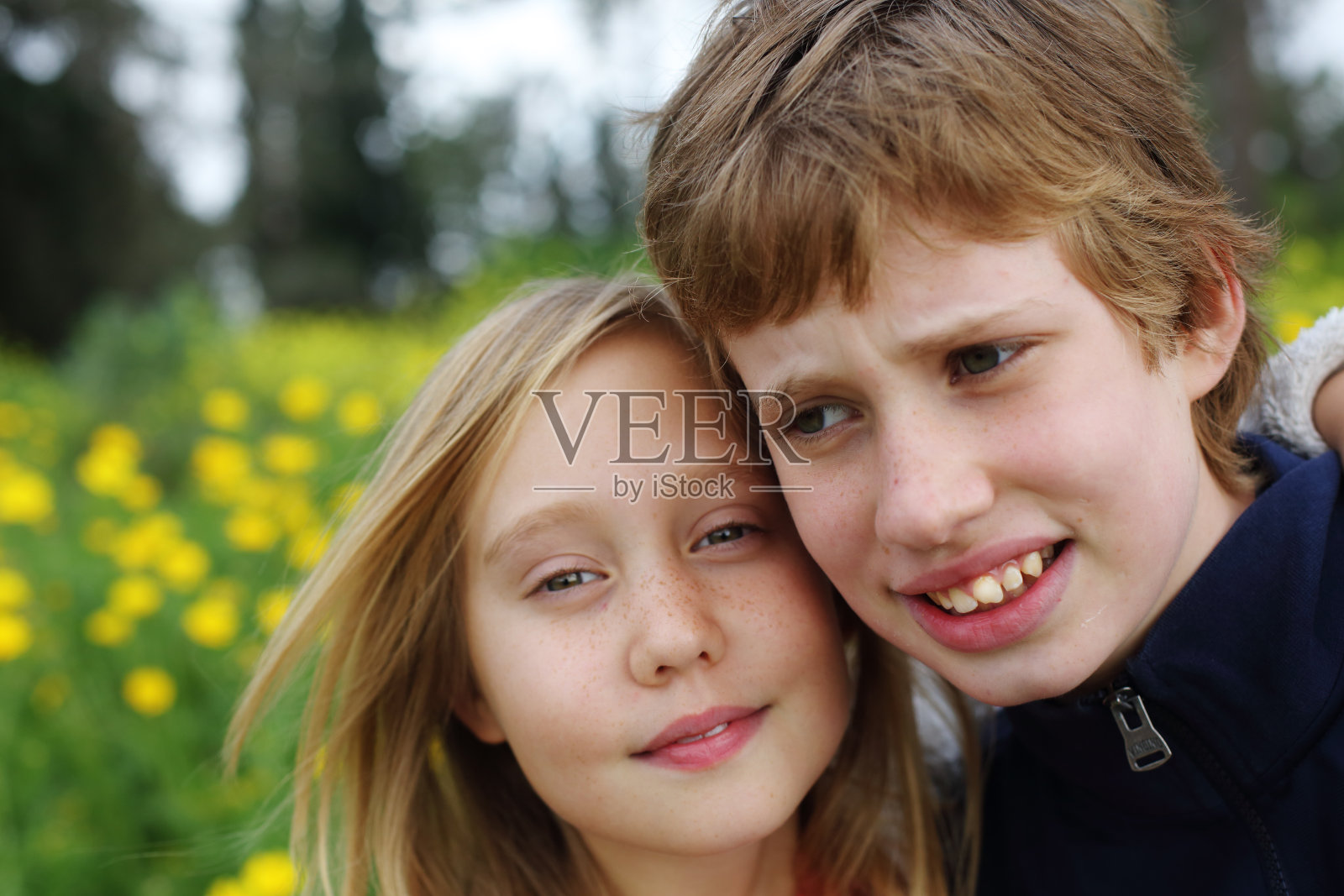 姐姐和她的自闭症弟弟享受自由和夏天的画像。结束冠状病毒隔离,摆脱covid-19隔离。照片摄影图片