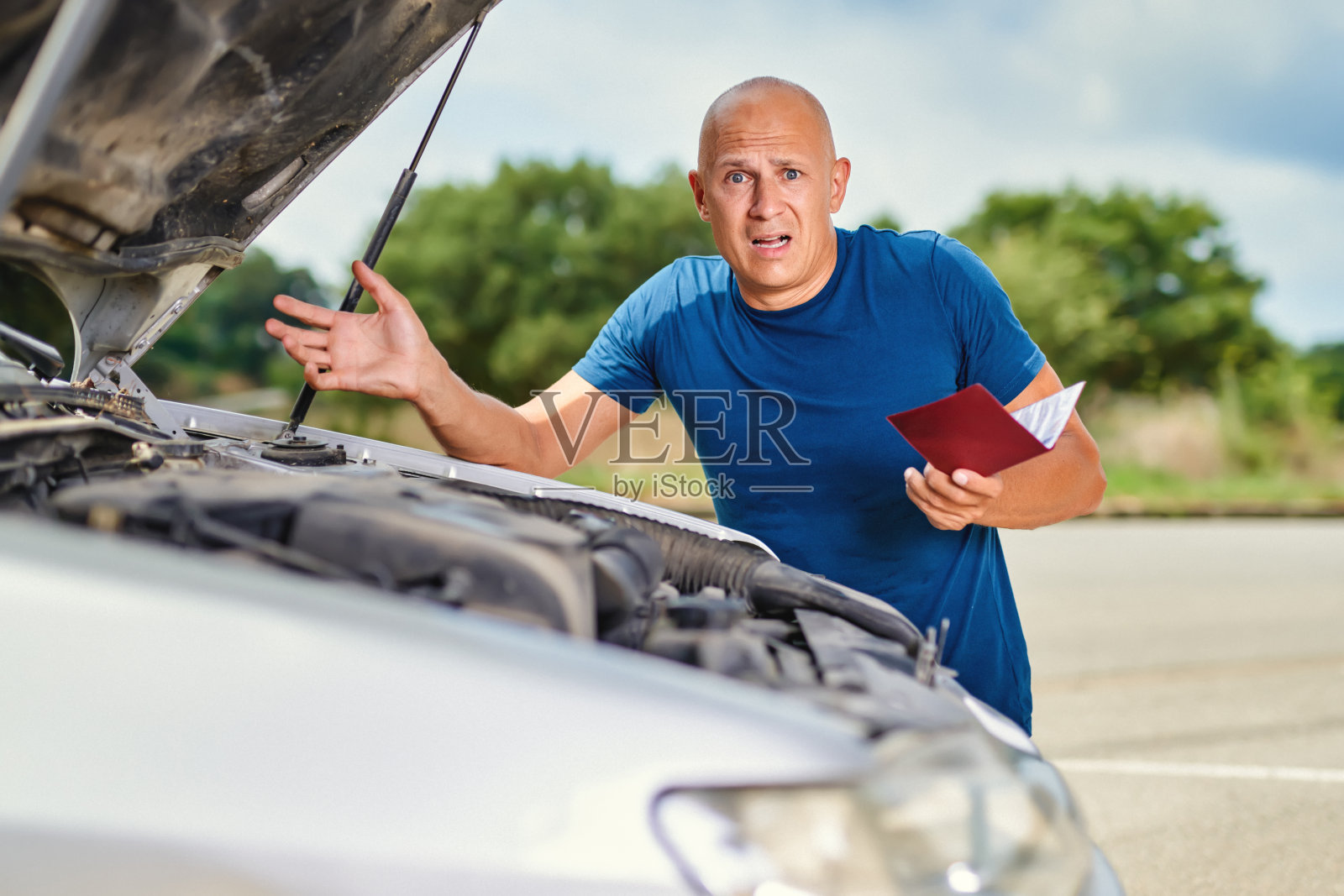 闹翻的司机在路上与前车相撞事故照片摄影图片