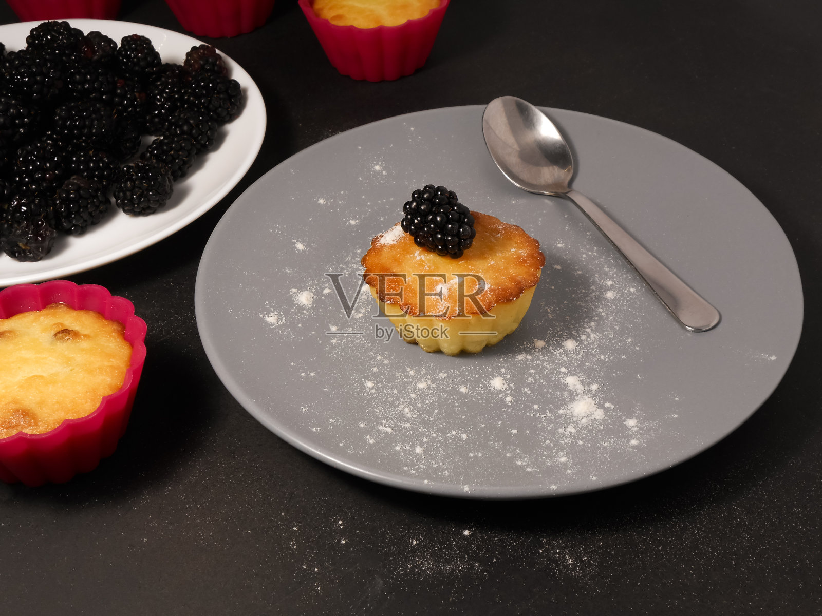 黑莓松饼配糖粉和新鲜浆果照片摄影图片