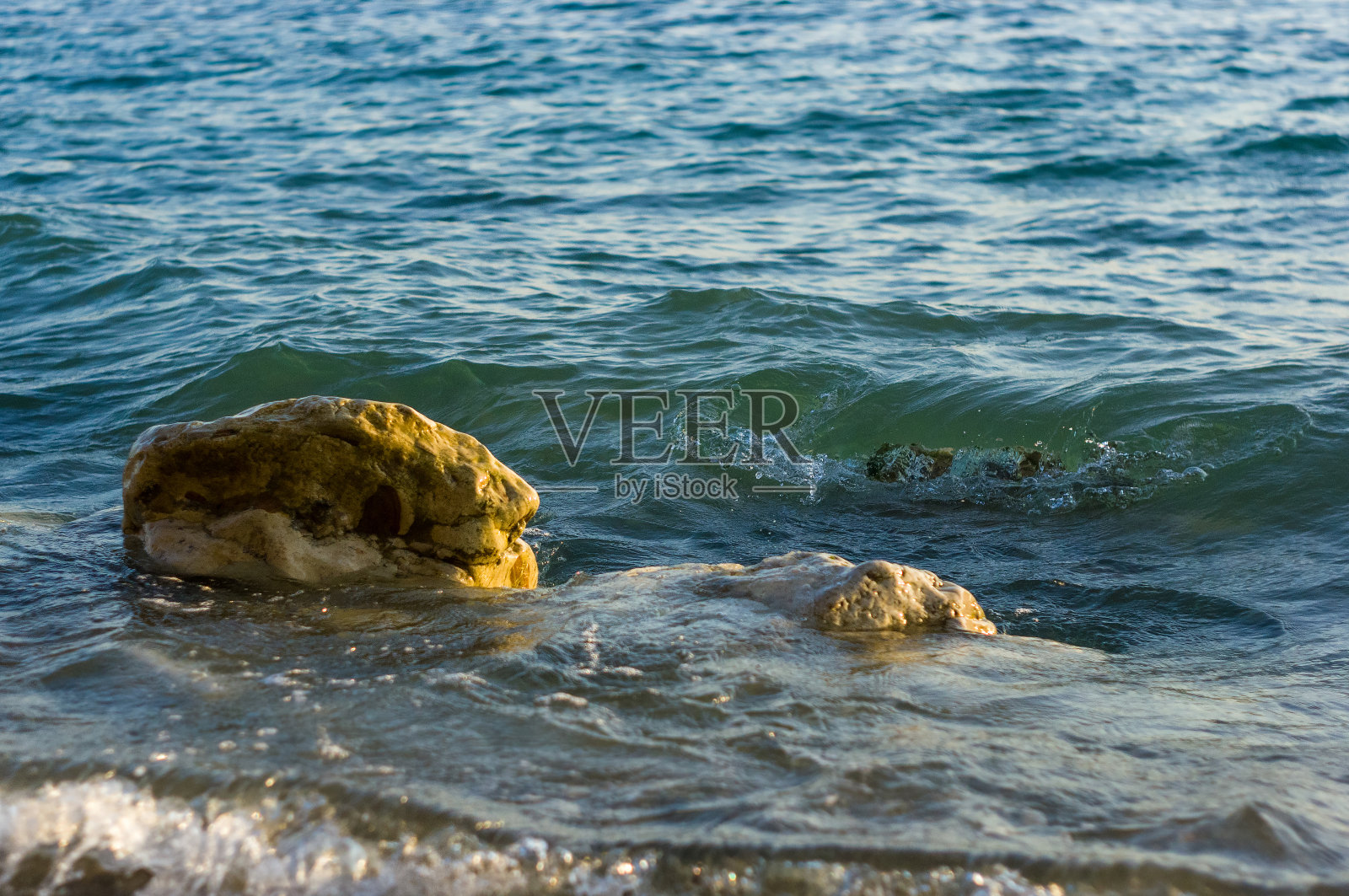 岩岸有卵石滩,海浪有泡沫照片摄影图片
