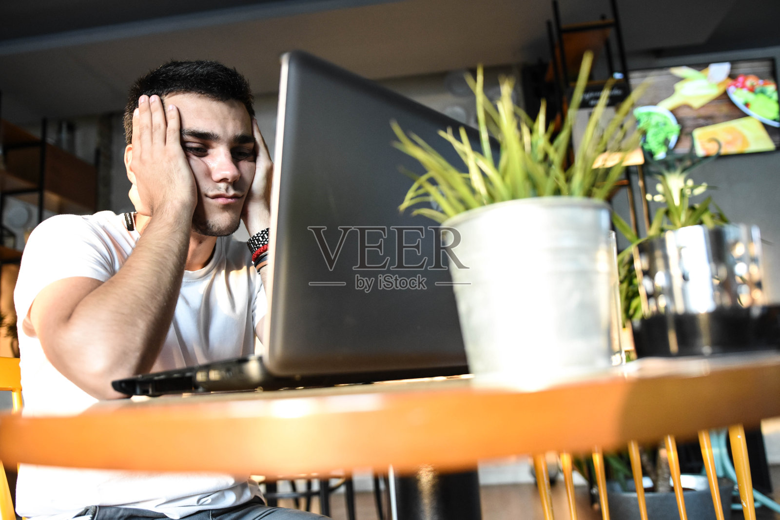 担心和疲惫的人在咖啡店的笔记本电脑工作照片摄影图片