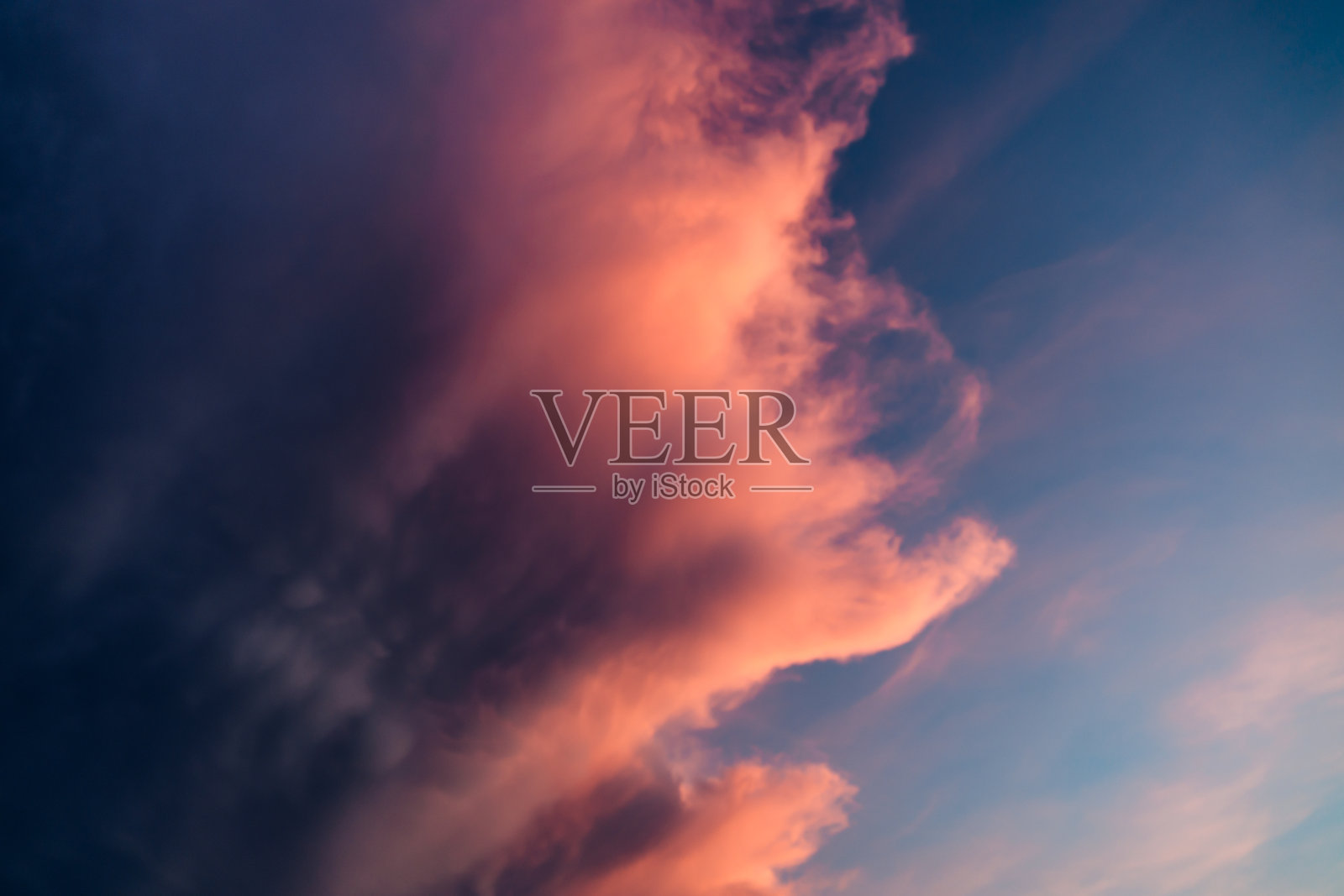 雷暴前的自然背景有小的乳房云。黑暗戏剧性的天空和暴风雨前的紫色云照片摄影图片