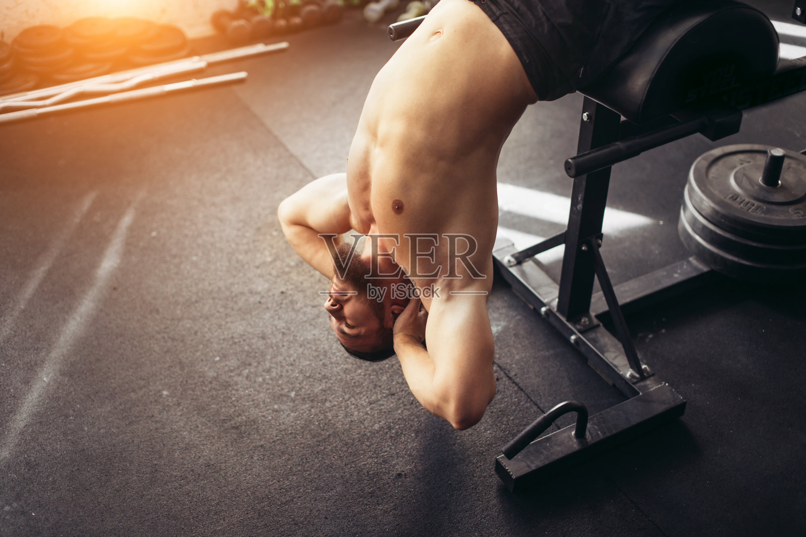 肌肉男做仰卧起坐运动照片摄影图片