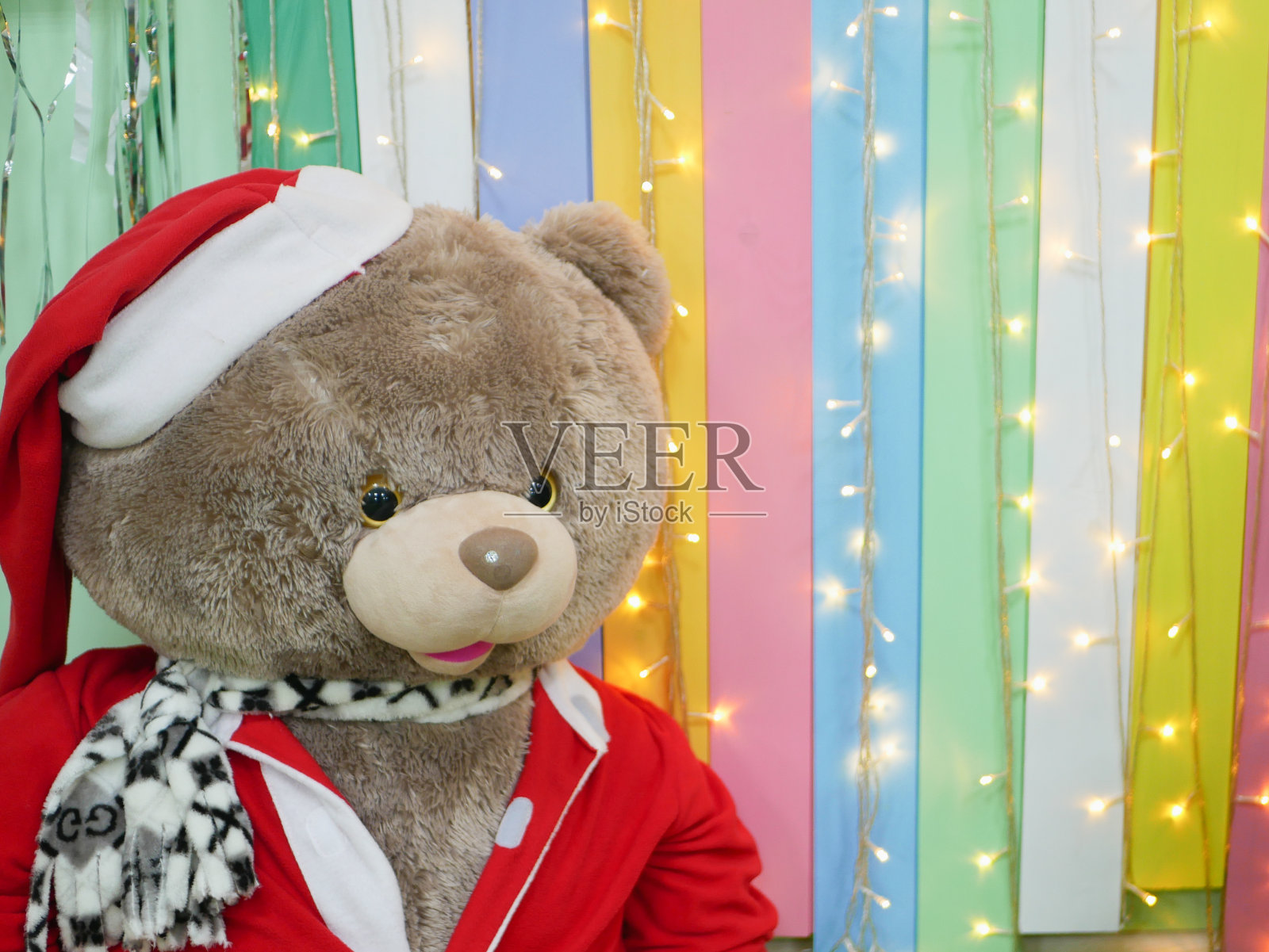 商店货架上的毛绒圣诞玩具供应照片摄影图片