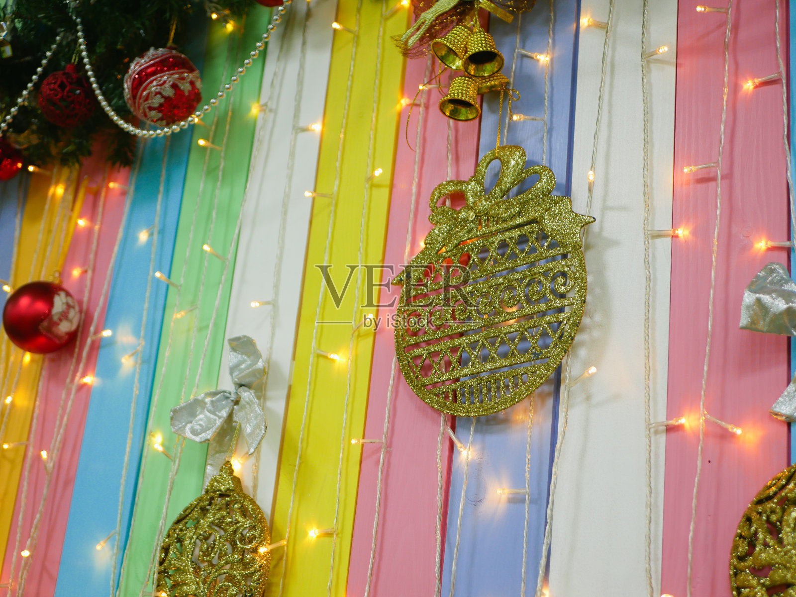 五彩圣诞条纹背景。新年组成照片摄影图片