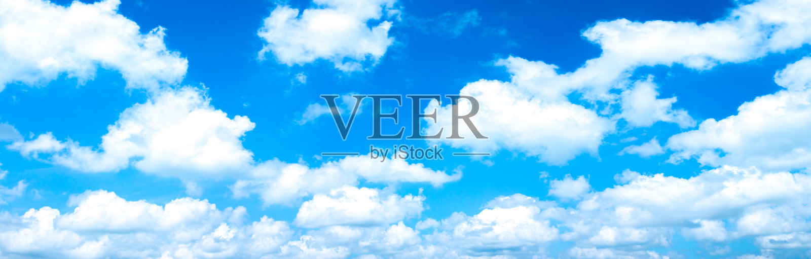 蓝天白云。美丽的自然背景。夏天的氛围。全景。照片摄影图片