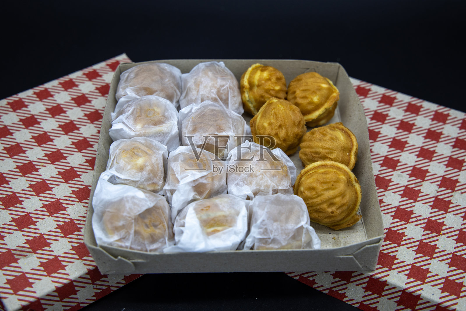 广受欢迎的韩国街头小吃核桃饼盒照片摄影图片