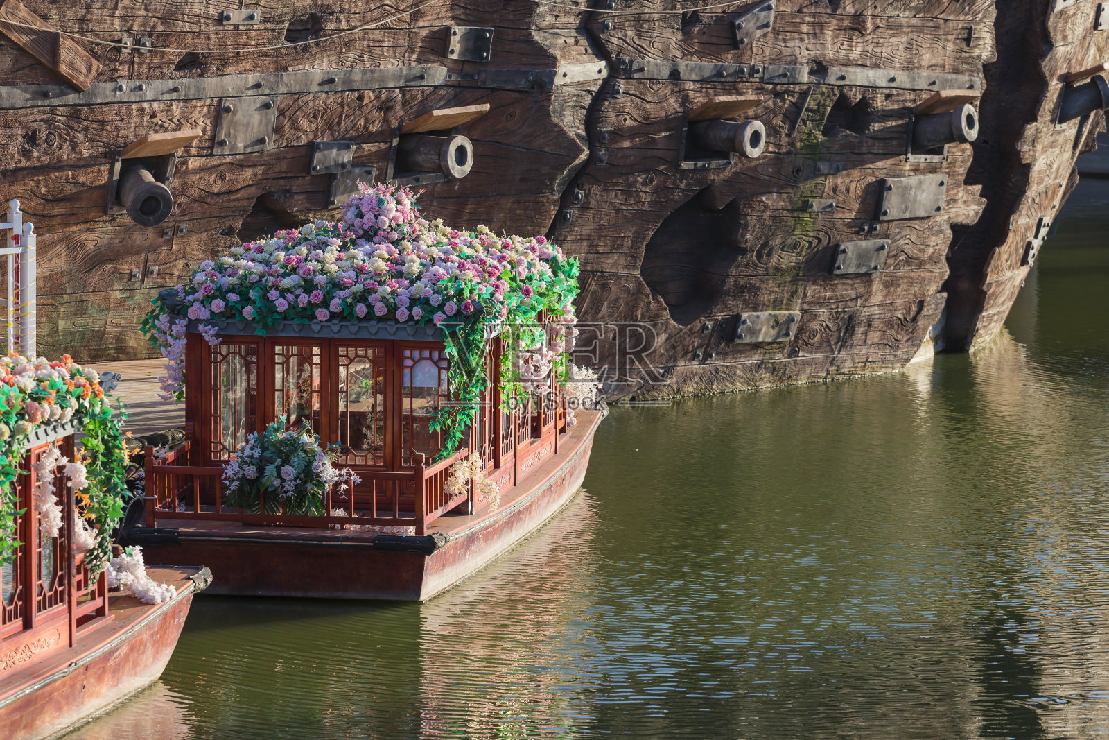 一条木船停泊在水边照片摄影图片