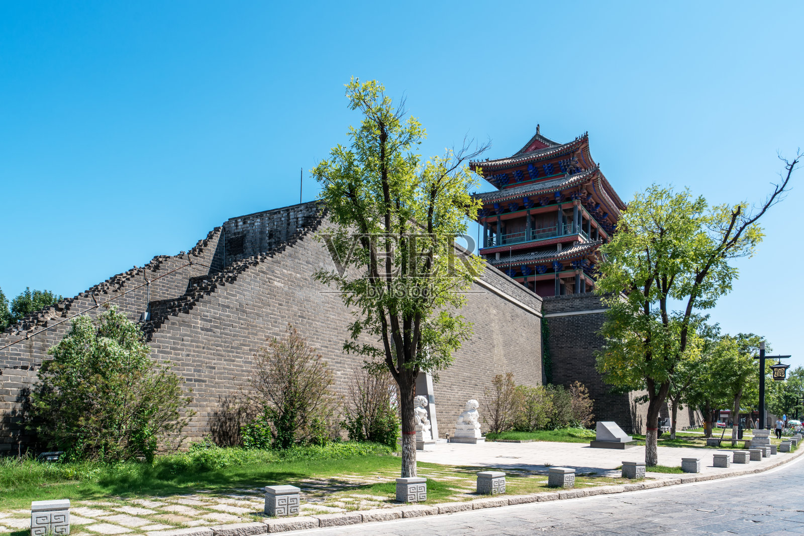 聊城古城在河上照片摄影图片