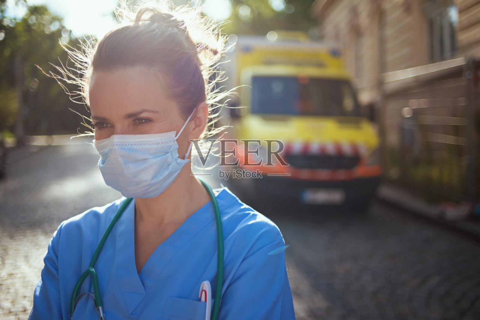 带着听诊器和医用口罩的沉思的女护理人员照片摄影图片