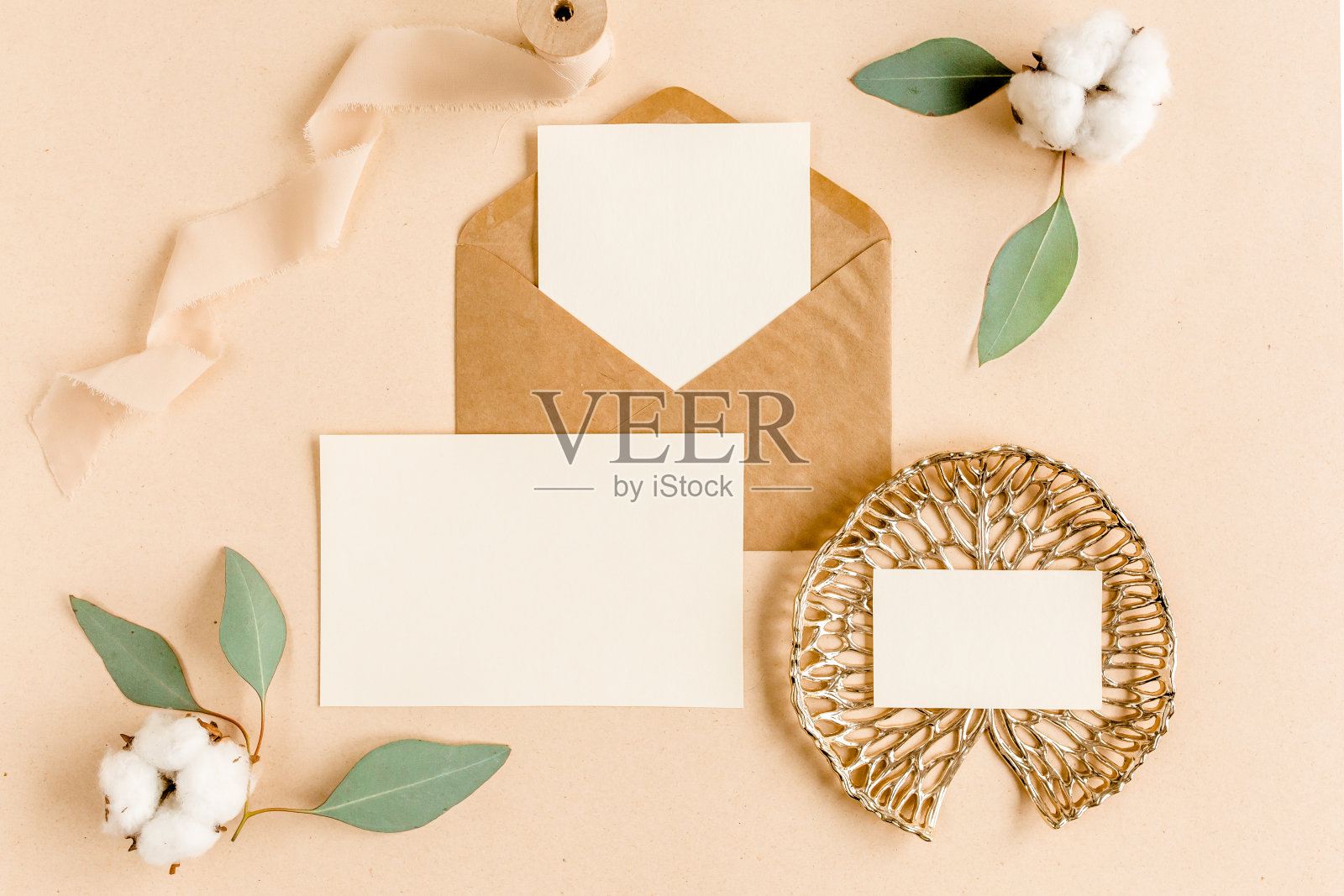 婚礼请柬,空白贺卡和手工信封,绿叶桉树。平躺,俯视图照片摄影图片