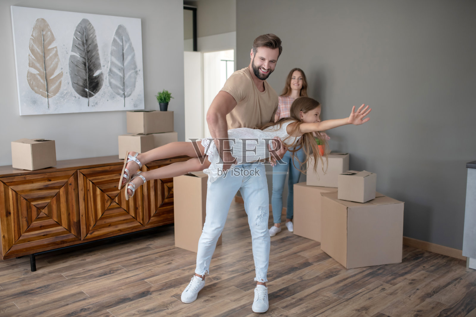 年轻英俊的父亲抱着他的女儿玩照片摄影图片