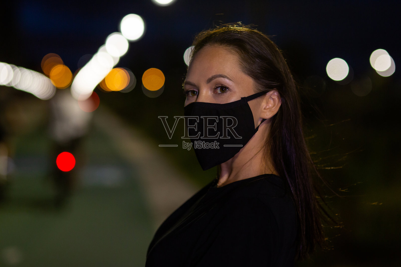 在户外戴防护面罩的妇女照片摄影图片