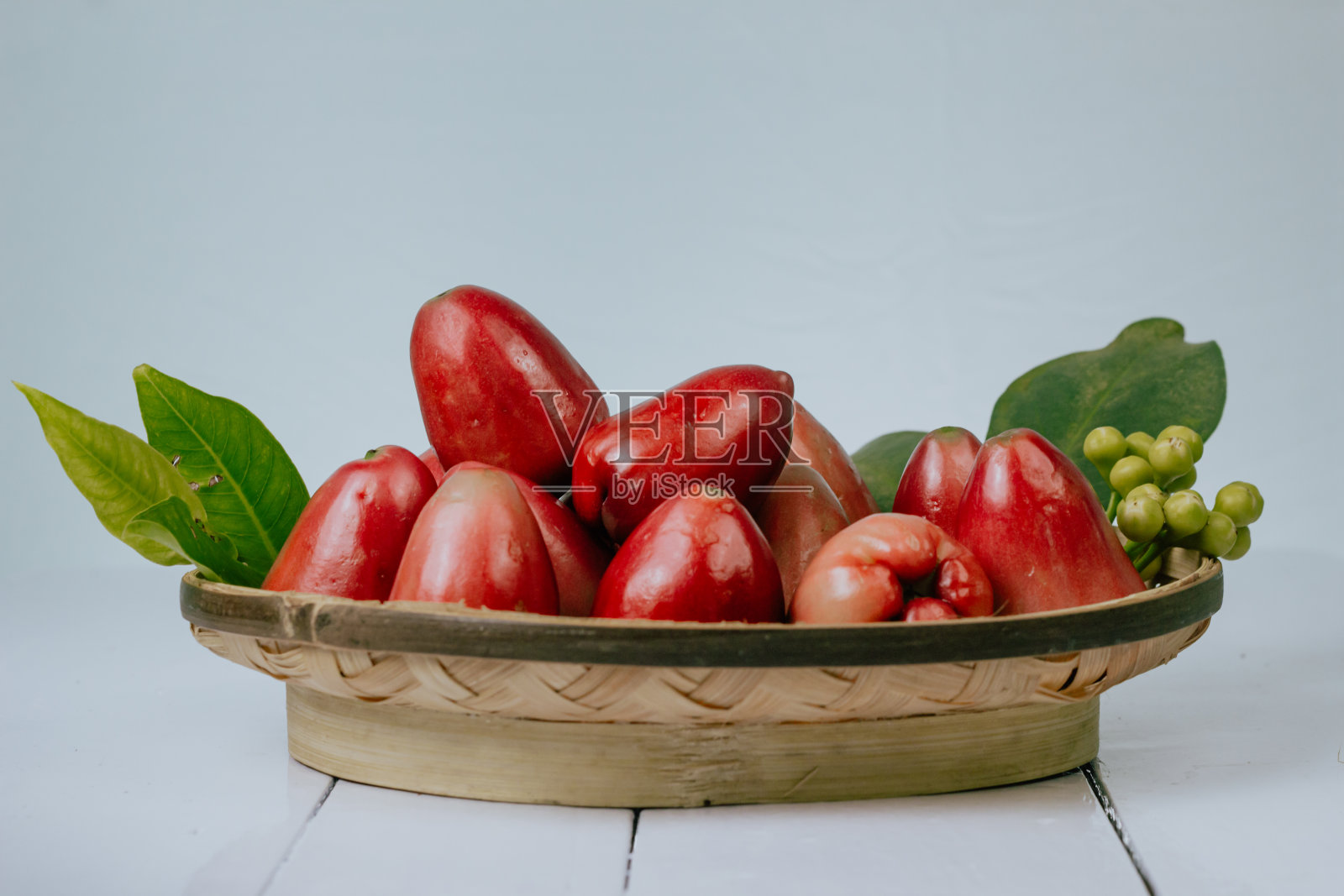 白木桌上放水苹果/玫瑰苹果/番石榴汁照片摄影图片