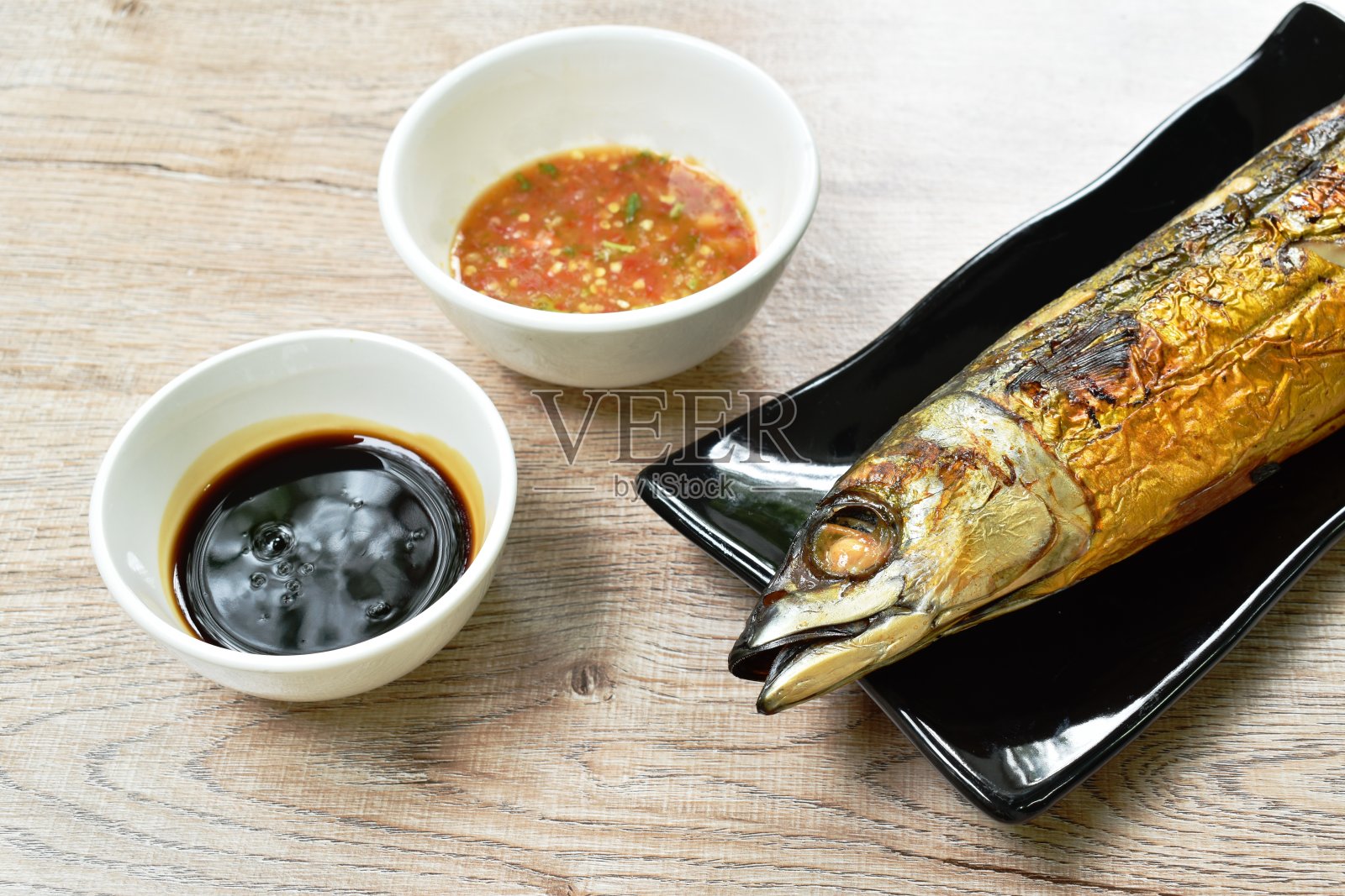 烤沙巴鱼或鲭鱼蘸黑甜大豆和辣汁照片摄影图片